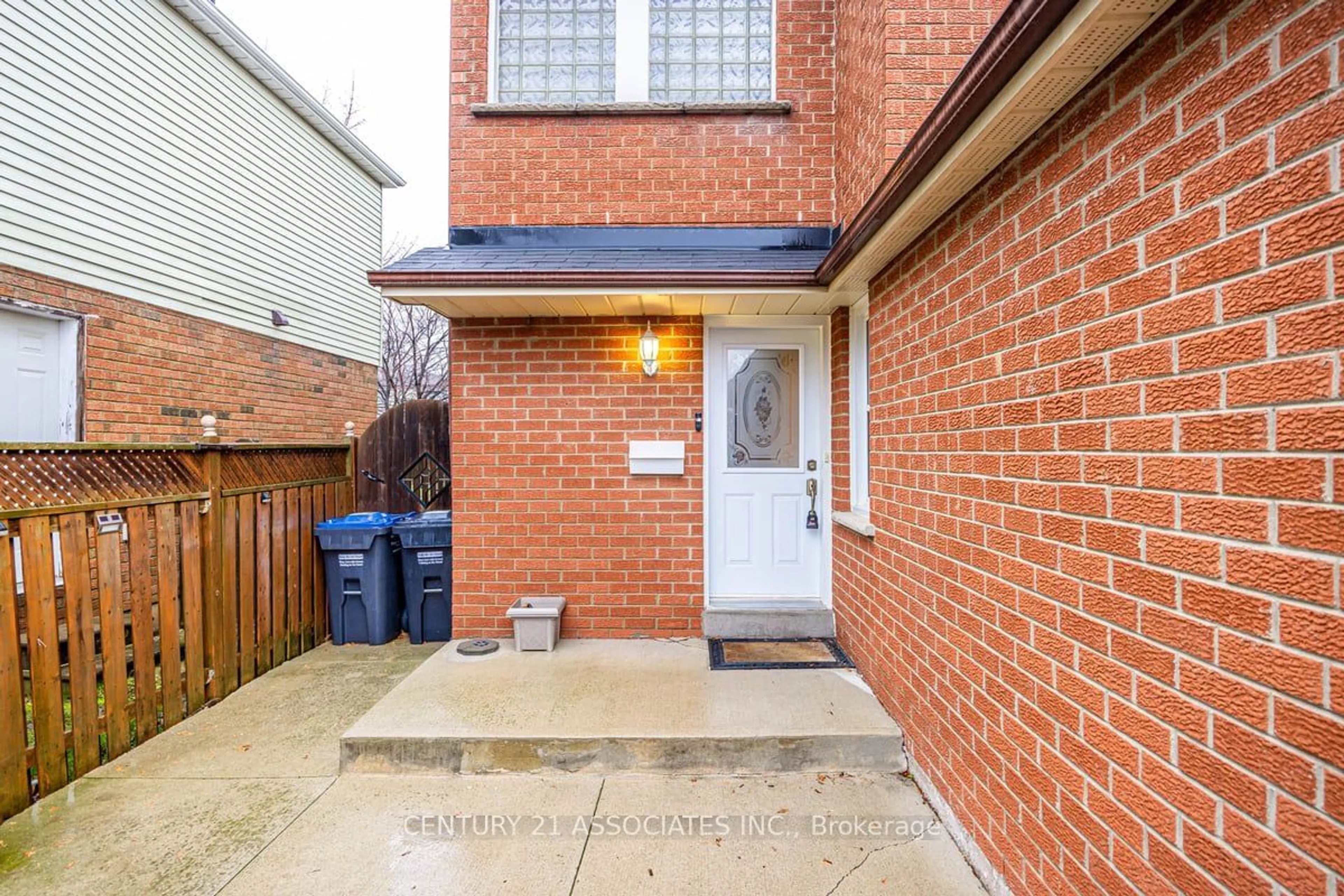 A pic from exterior of the house or condo for 2725 Gananoque Dr, Mississauga Ontario L5N 3N7