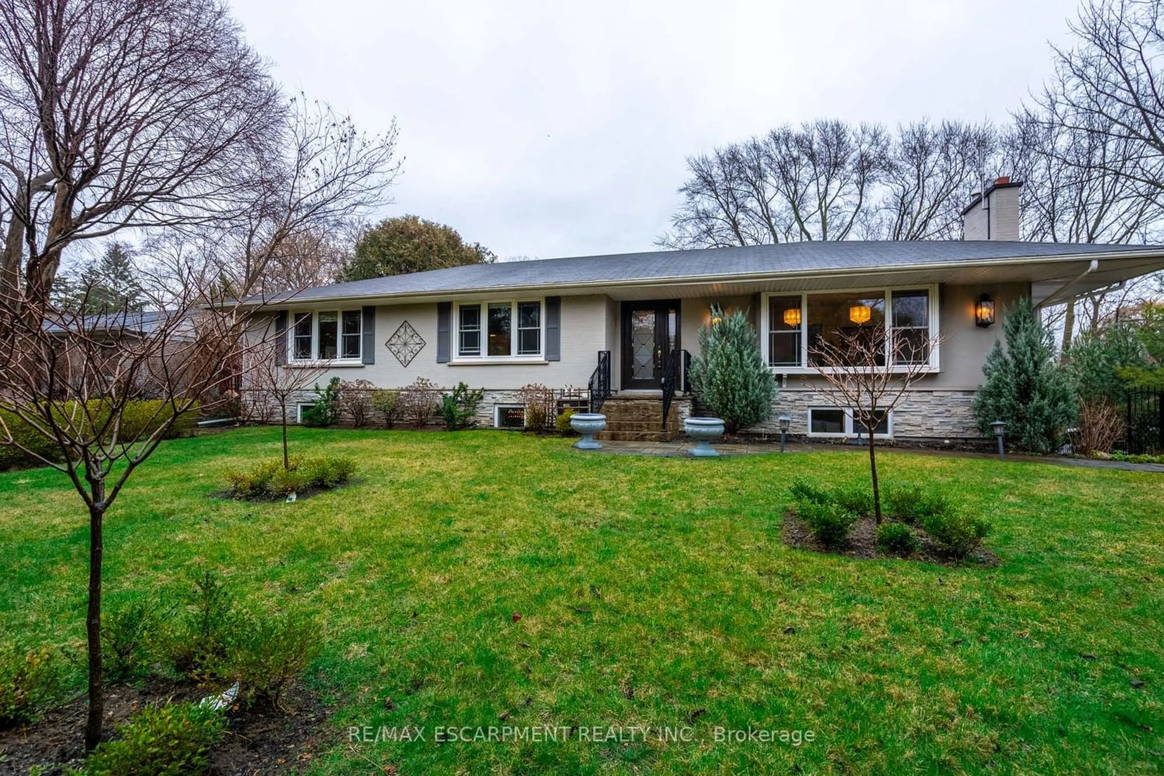 Frontside or backside of a home for 4306 Lakeshore Rd, Burlington Ontario L5L 1A8
