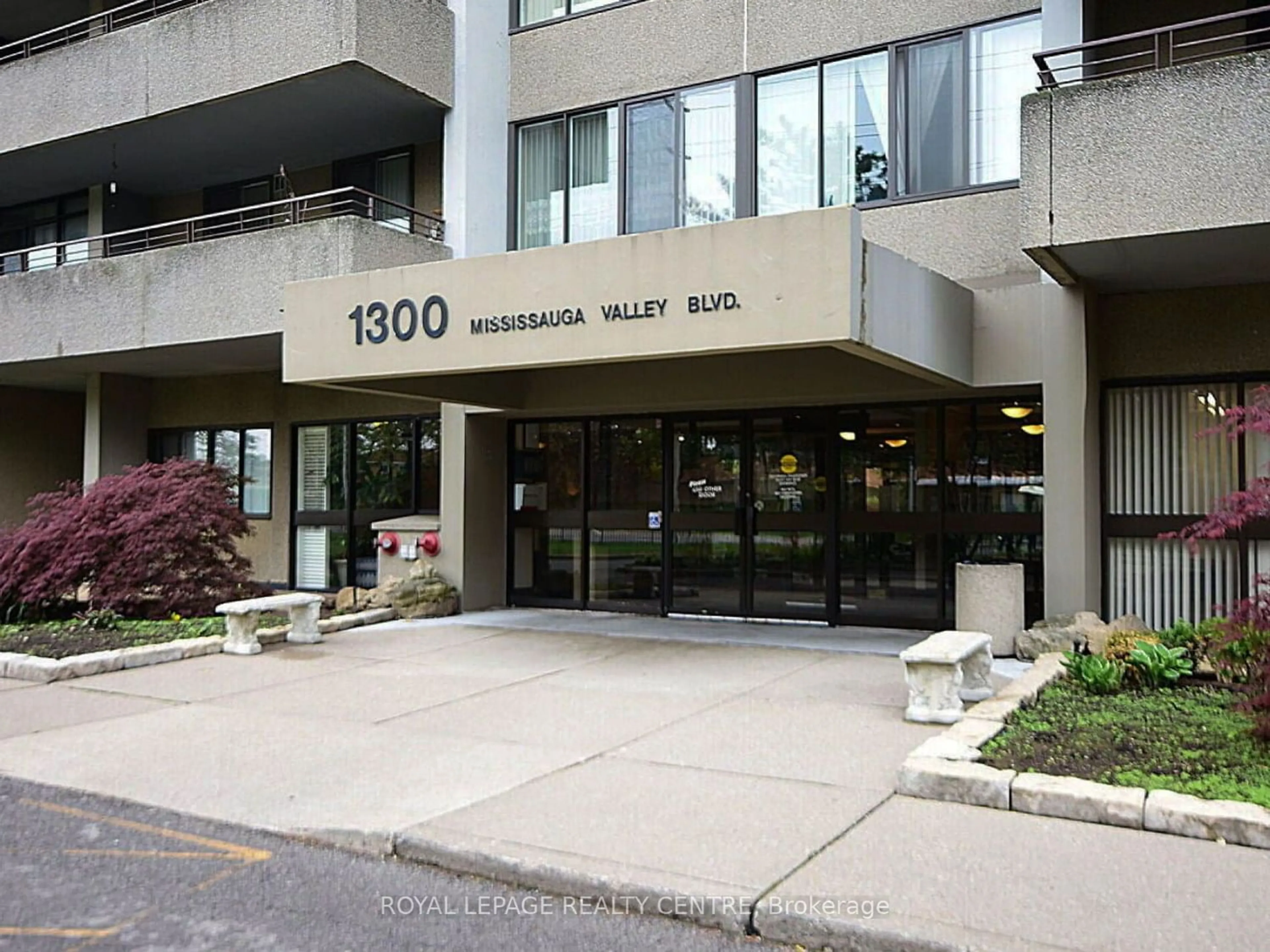 Indoor lobby for 1300 Mississauga Valley Blvd #309, Mississauga Ontario L5A 3S8
