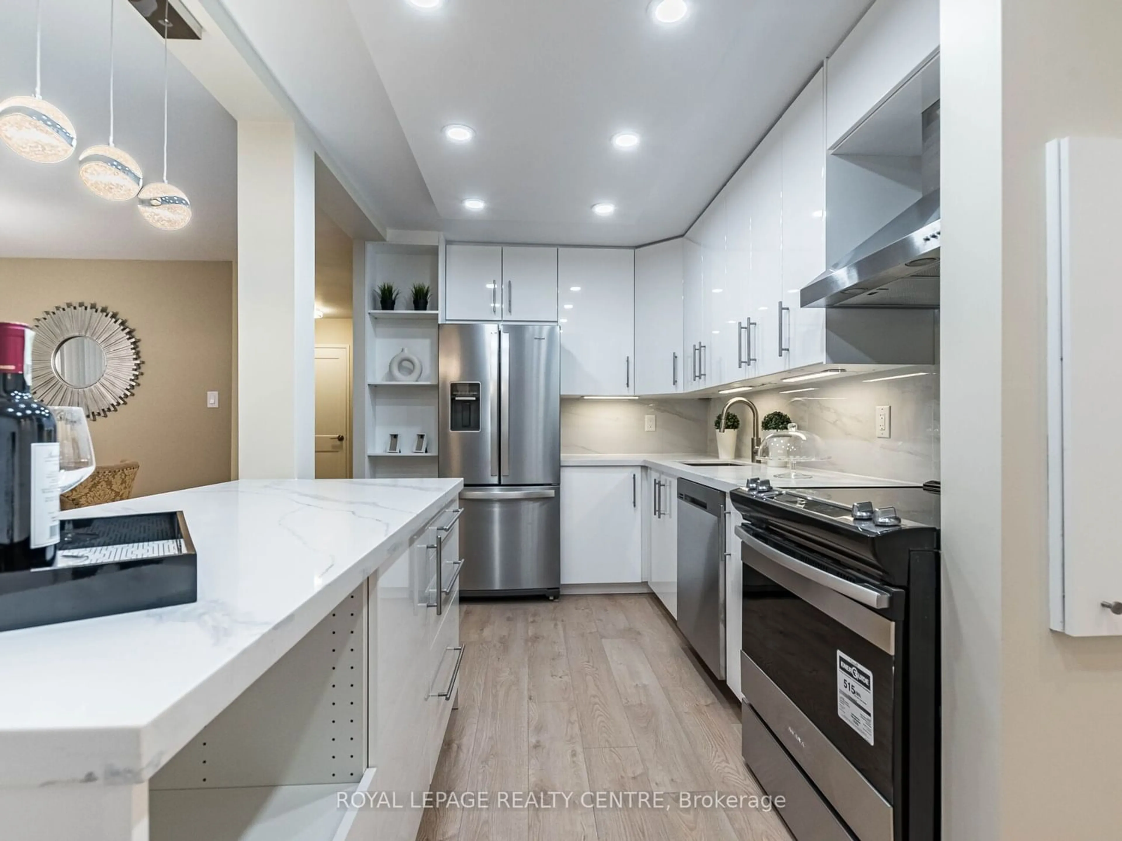 Contemporary kitchen for 1300 Mississauga Valley Blvd #309, Mississauga Ontario L5A 3S8
