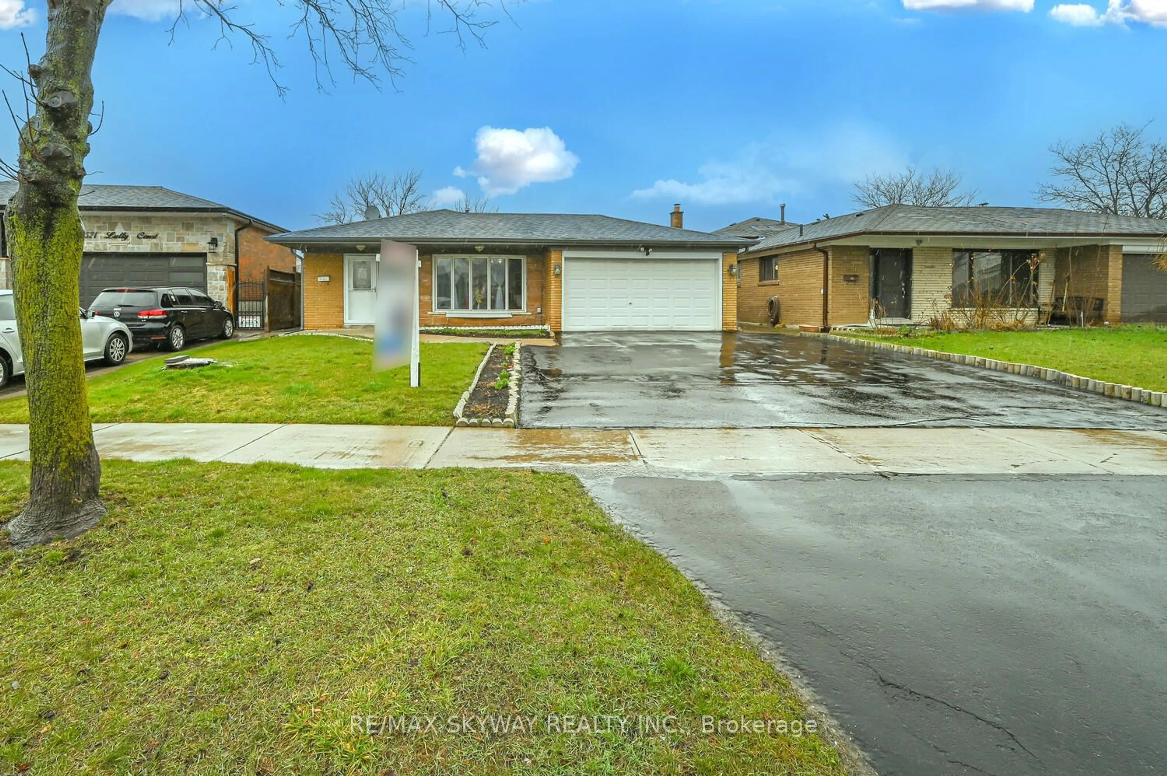 Frontside or backside of a home for 7517 Lully Crt, Mississauga Ontario L4T 2P2