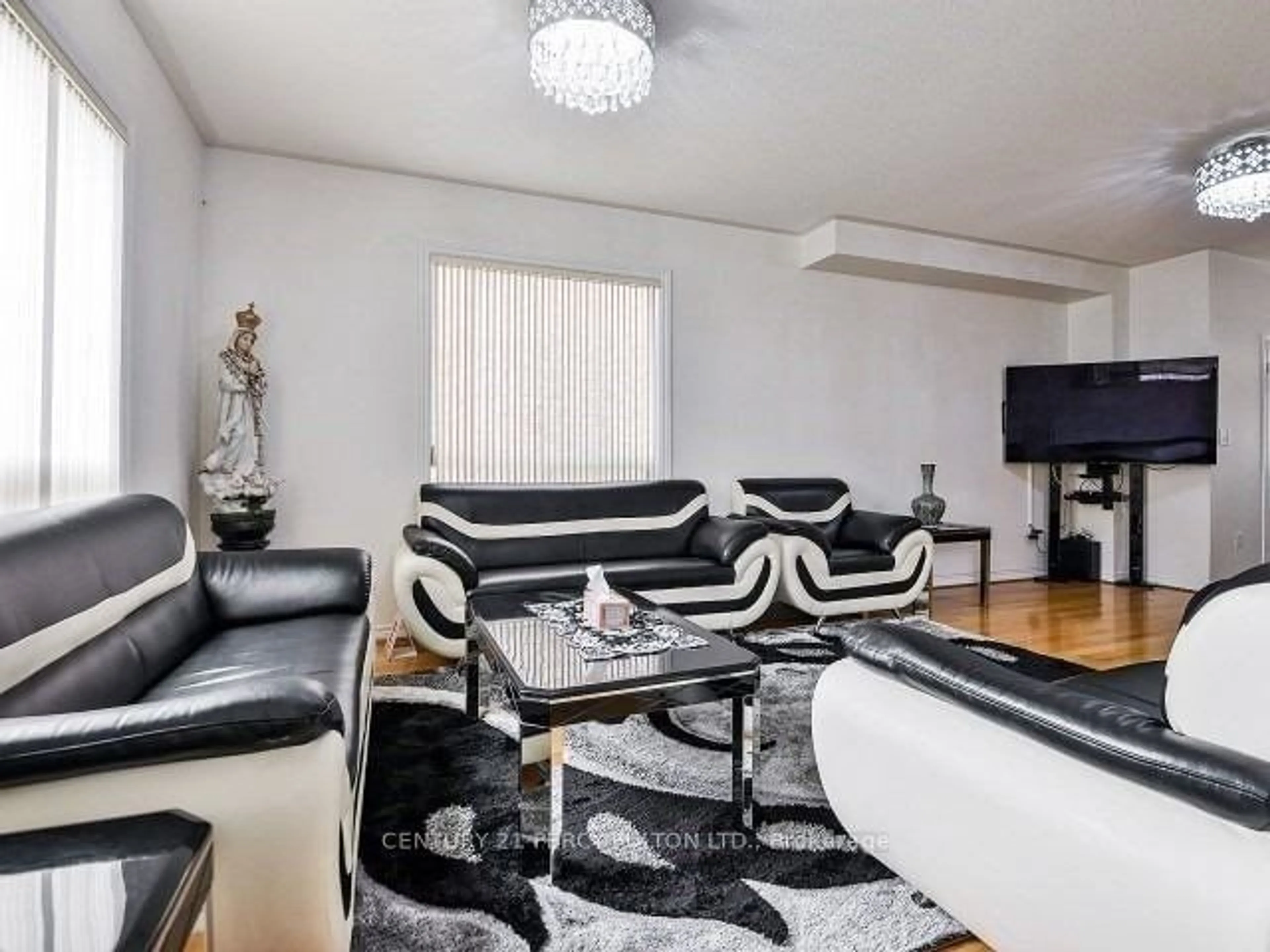 Living room for 17 Pathmaster Rd, Brampton Ontario L6P 2G9