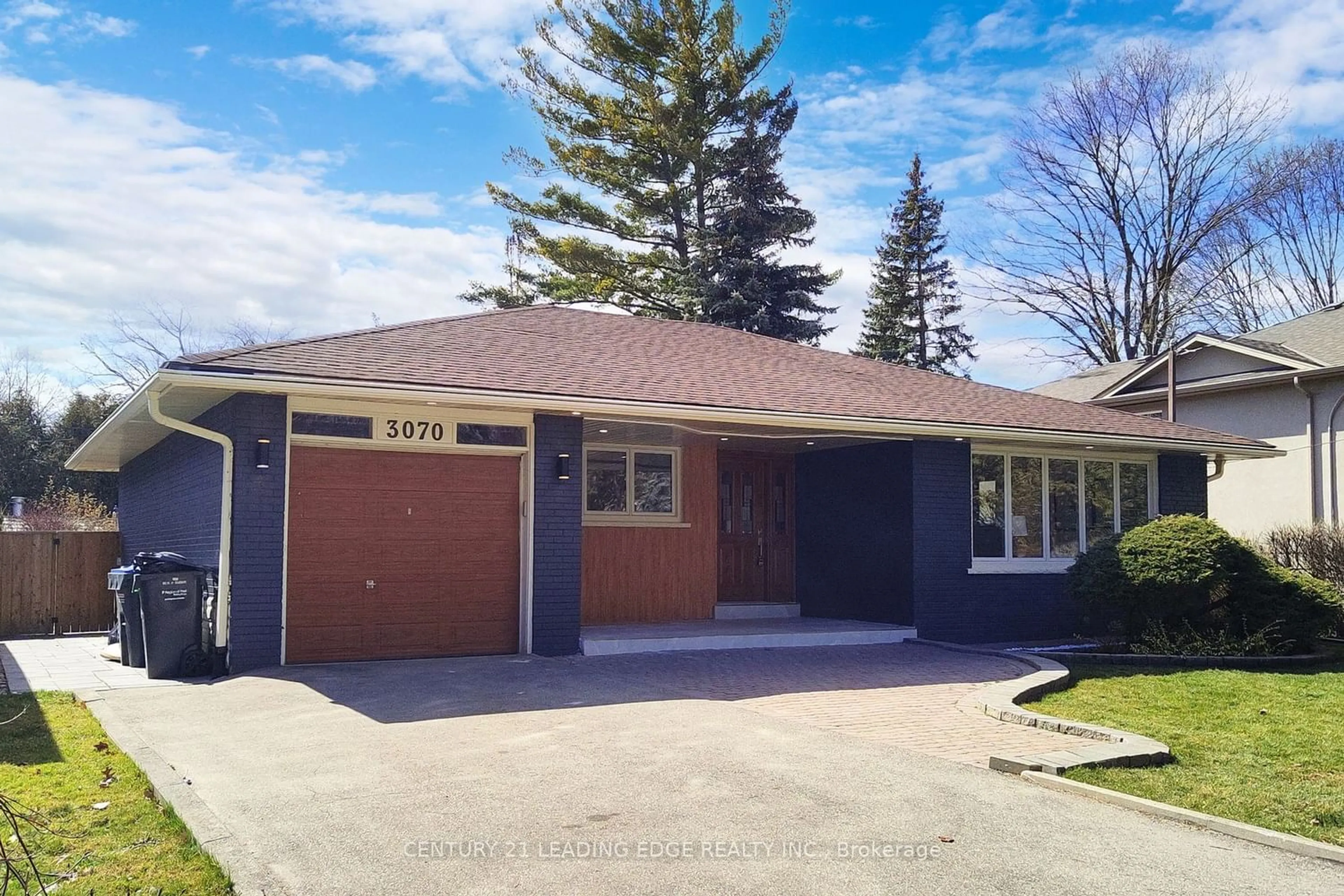 Frontside or backside of a home for 3070 O'hagan Dr, Mississauga Ontario L5C 2C5