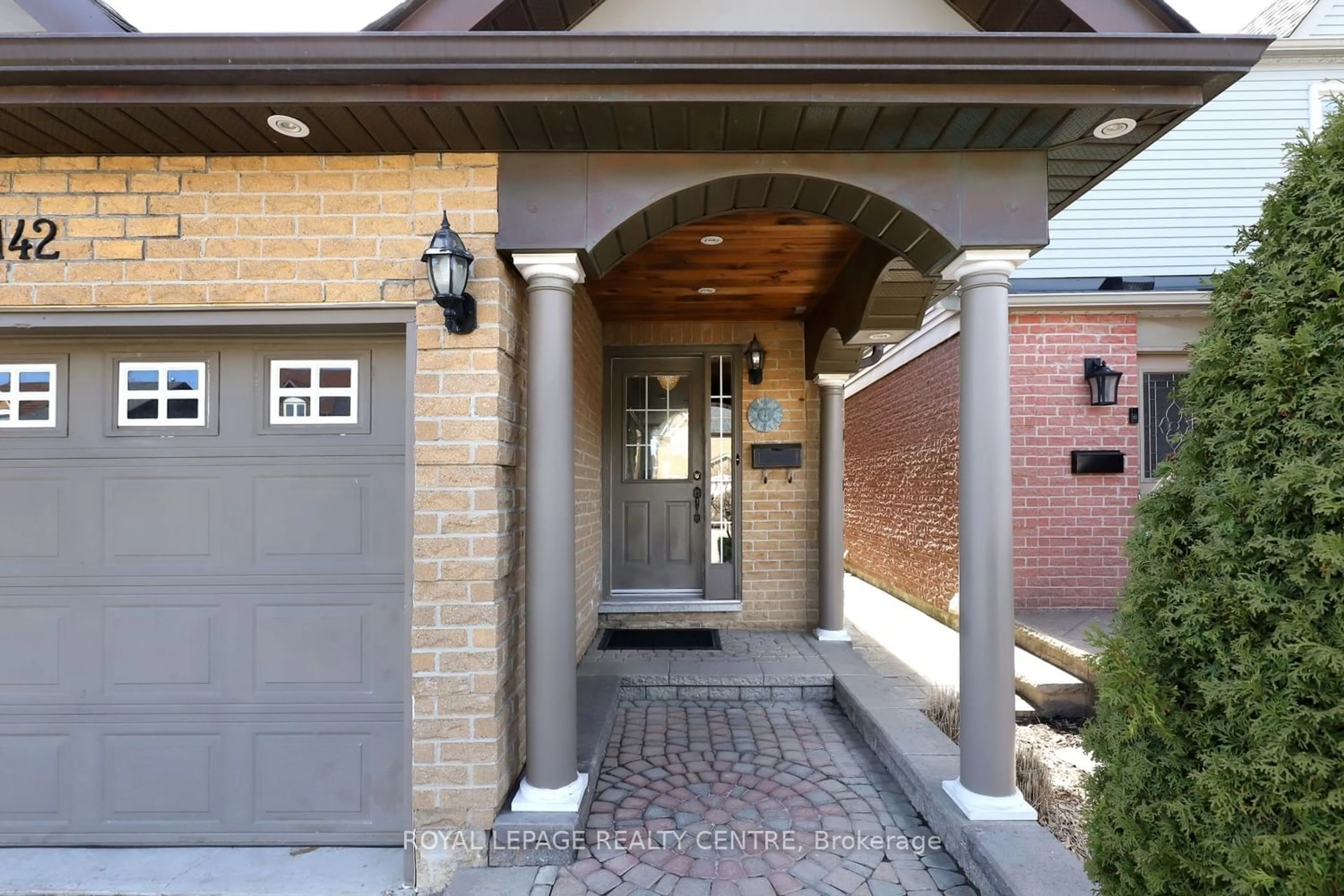 Home with brick exterior material for 4142 Quaker Hill Dr, Mississauga Ontario L5C 3M3