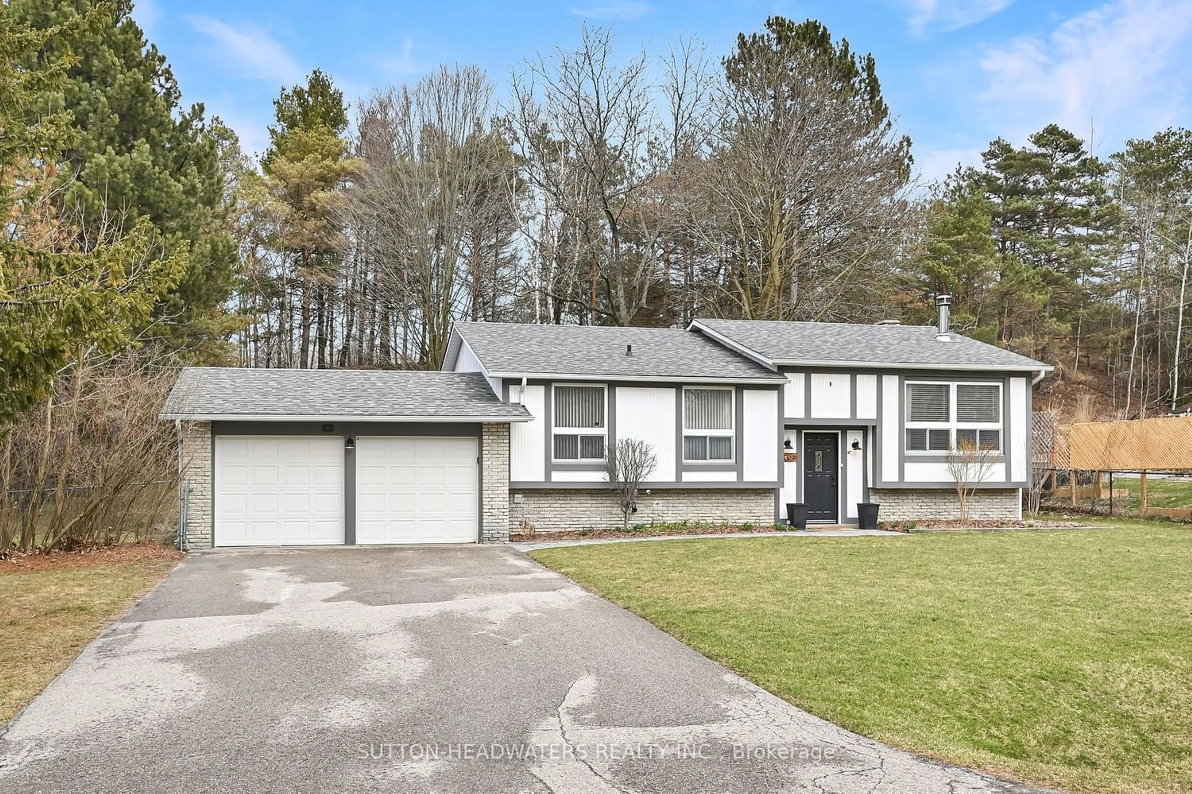Frontside or backside of a home for 38 Pineridge Dr, Caledon Ontario L7E 0M4