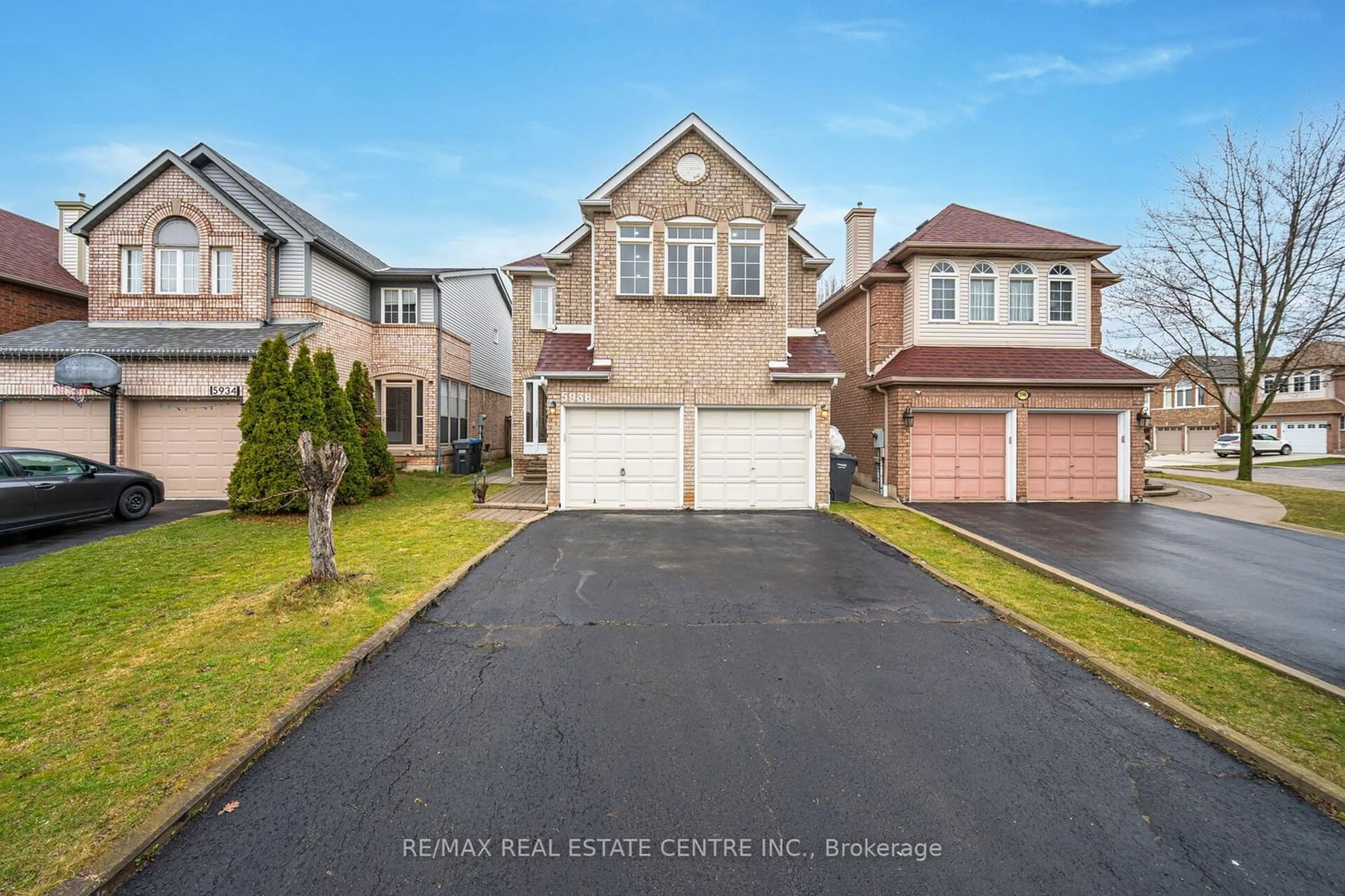 Frontside or backside of a home for 5938 Chorley Pl, Mississauga Ontario L5M 5L8