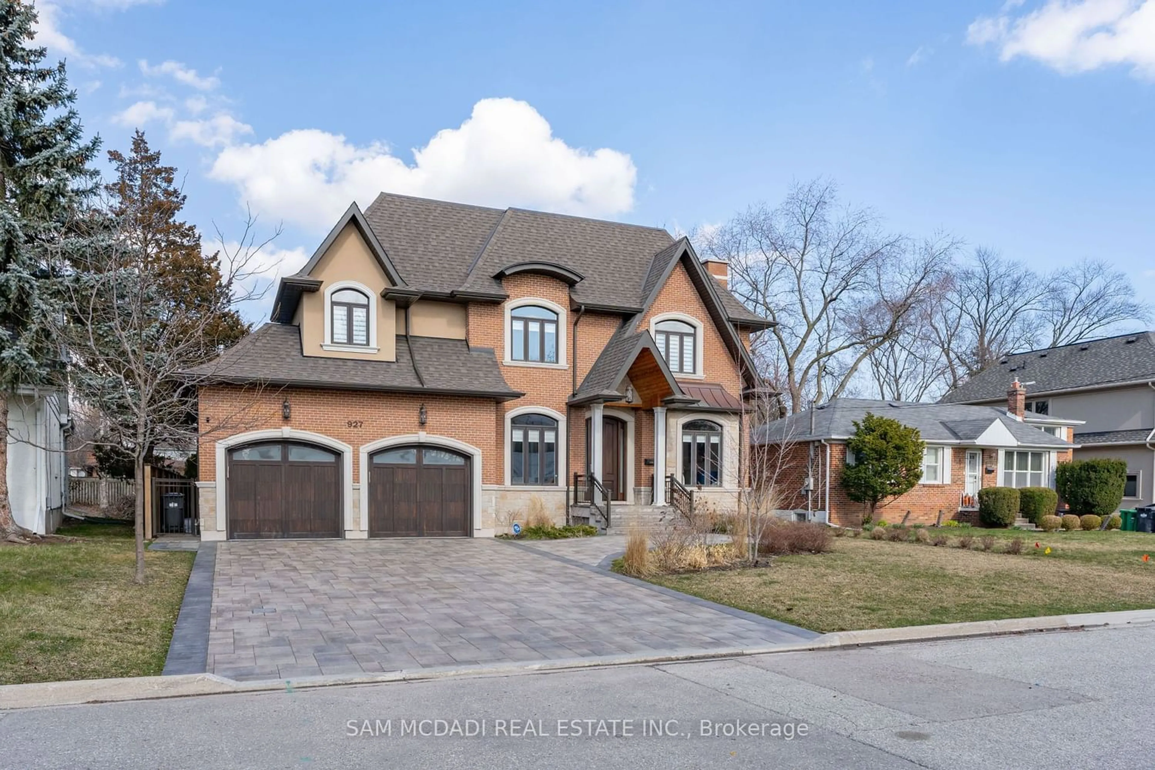 Home with brick exterior material for 927 The Greenway, Mississauga Ontario L5G 1P7