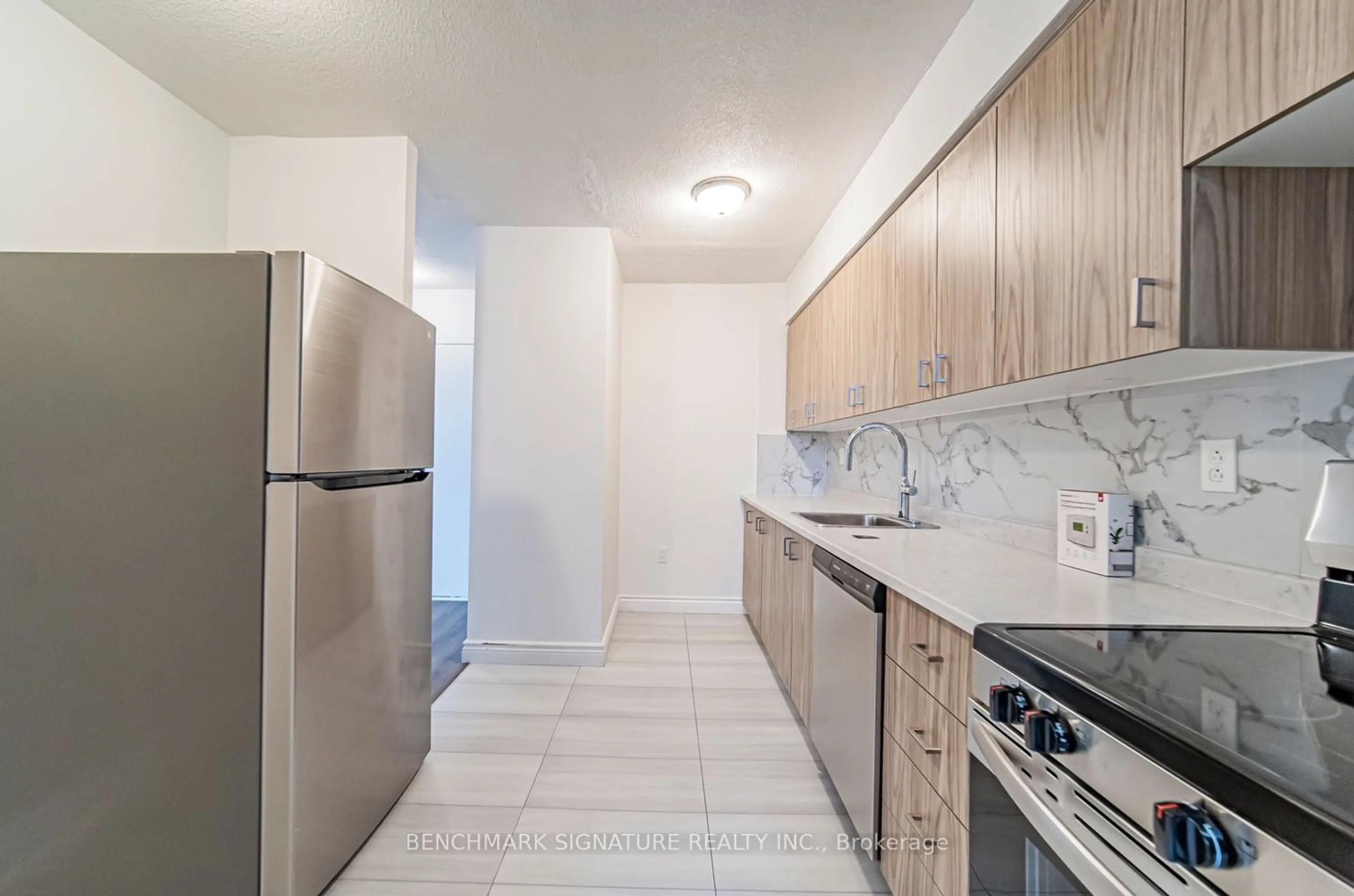 Standard kitchen for 1055B Forestwood Dr #217, Mississauga Ontario L5C 2T8