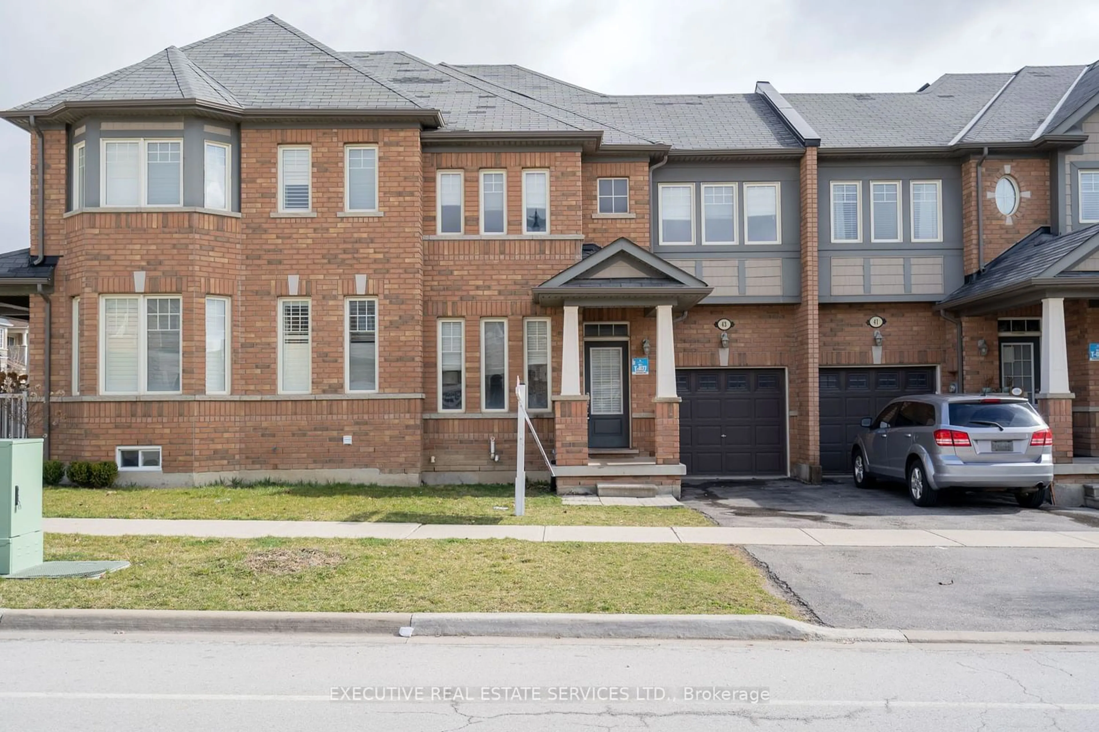 Home with brick exterior material for 43 Sky Harbour Dr, Brampton Ontario L6Y 0V3