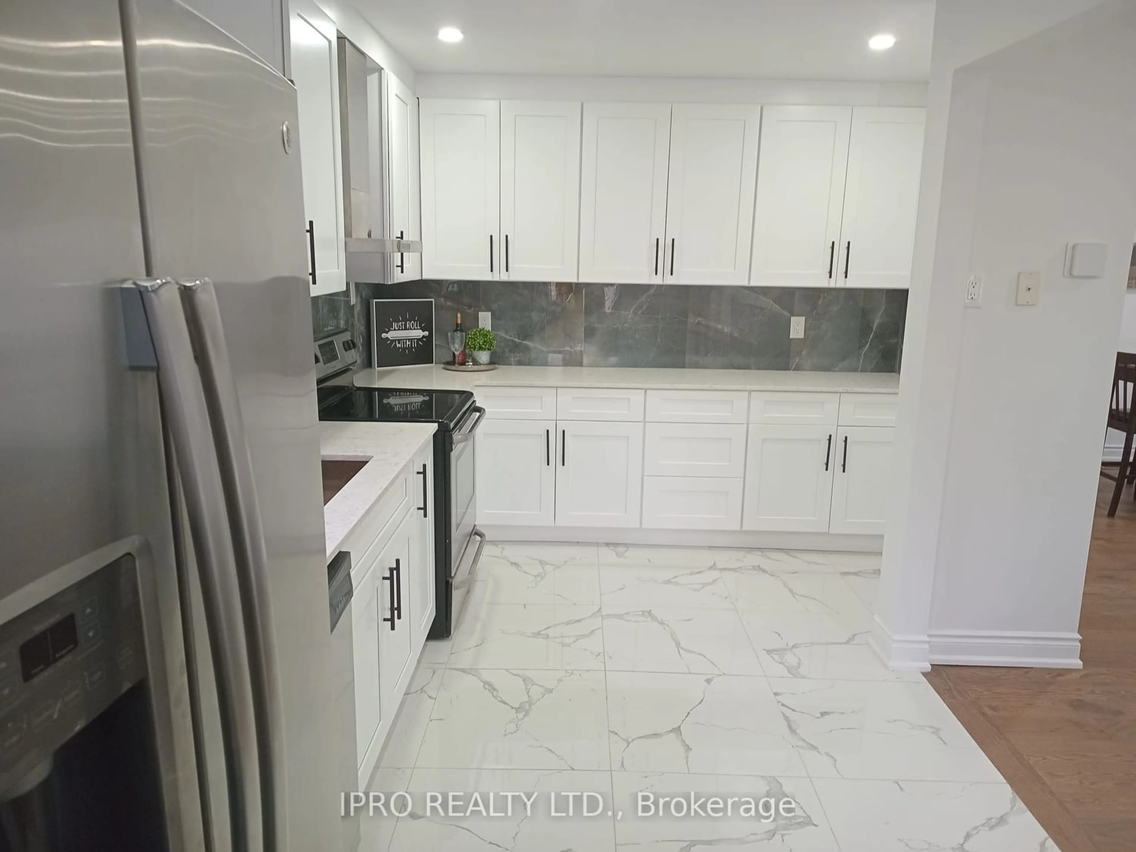 Contemporary kitchen for 835 Forestwood Dr, Mississauga Ontario L5C 1G6