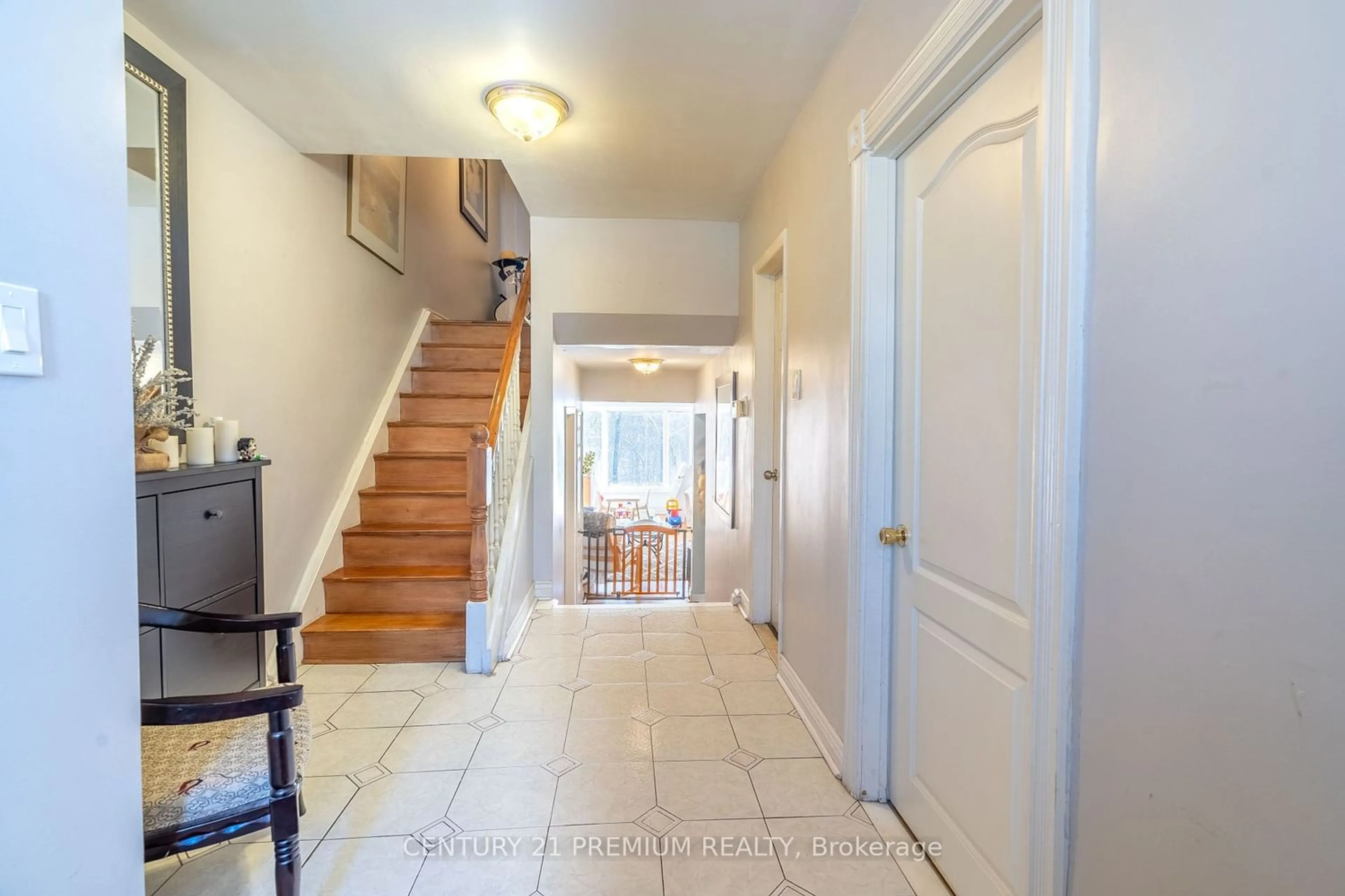 Indoor entryway for 9 Northover St, Toronto Ontario M3L 1W4