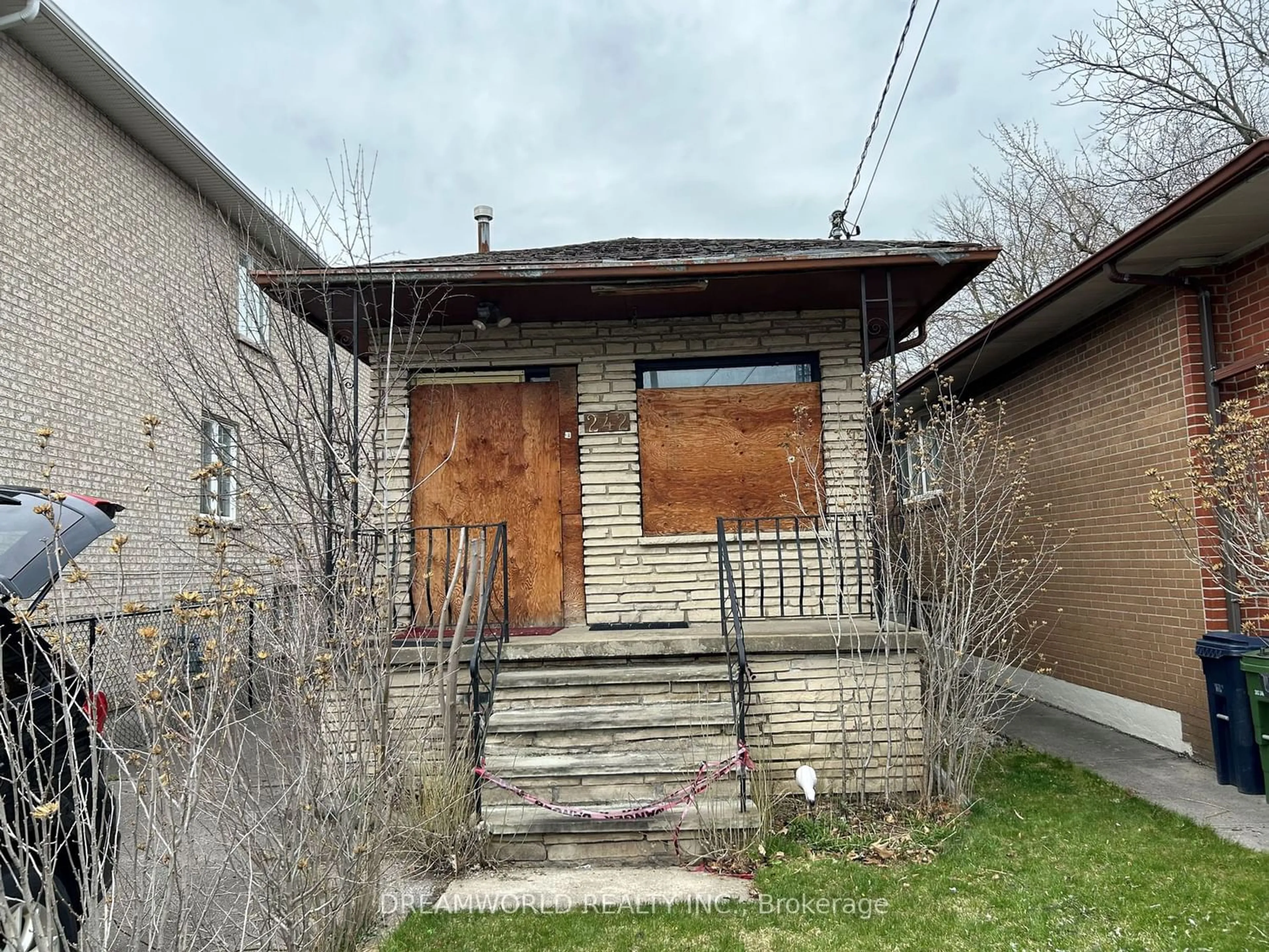 Frontside or backside of a home for 242 Glen Park Ave, Toronto Ontario M6B 2E3