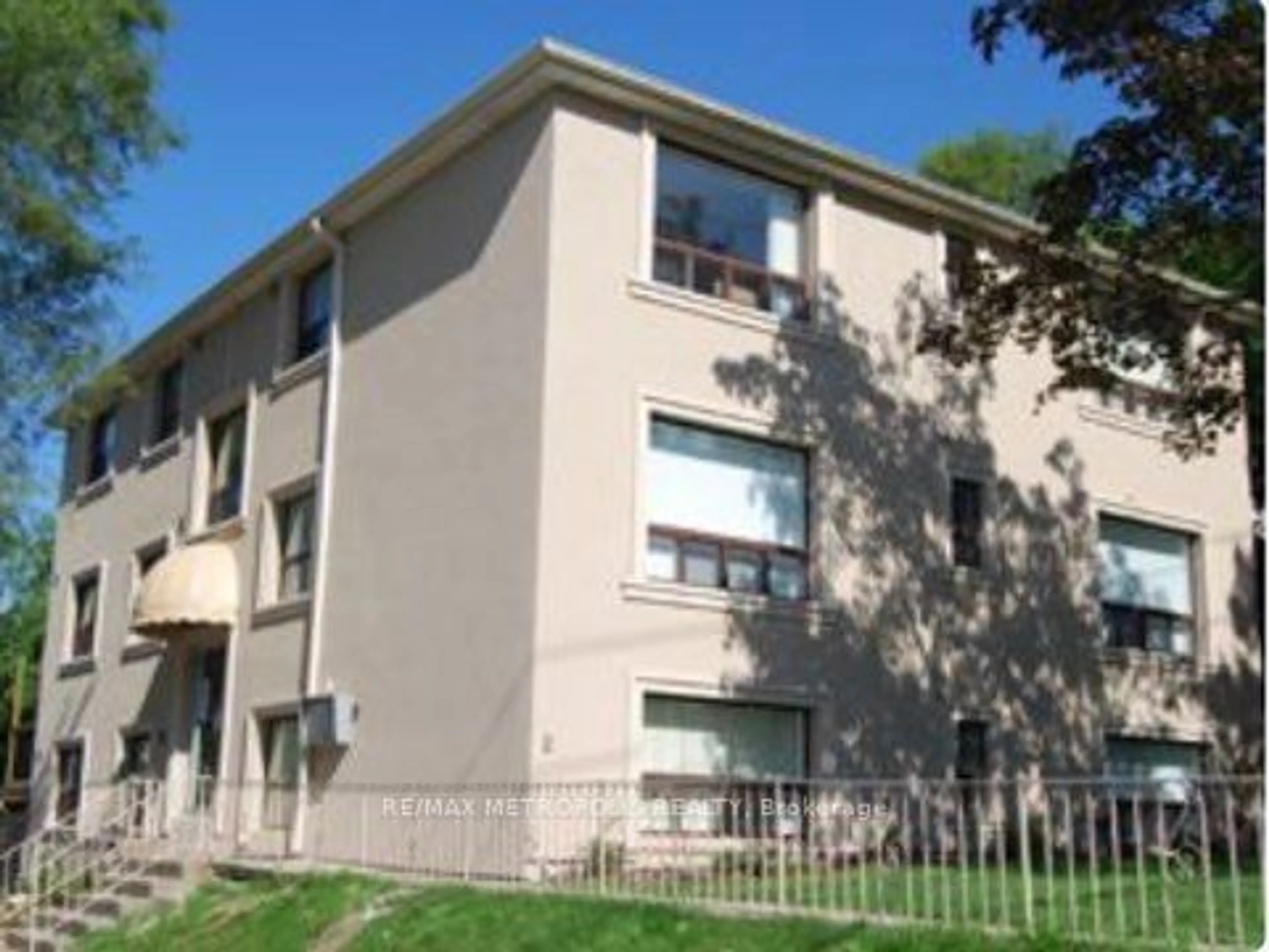 A pic from exterior of the house or condo for 125 Scarlett Rd, Toronto Ontario M6N 4K6