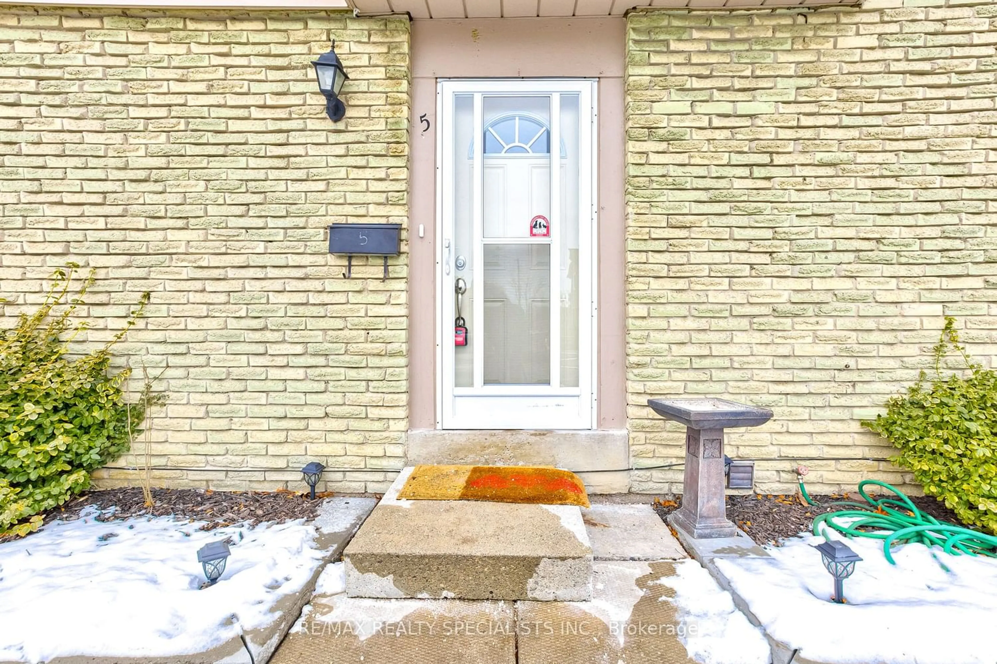 Indoor entryway for 120 Falconer Dr #5, Mississauga Ontario L5N 1P5