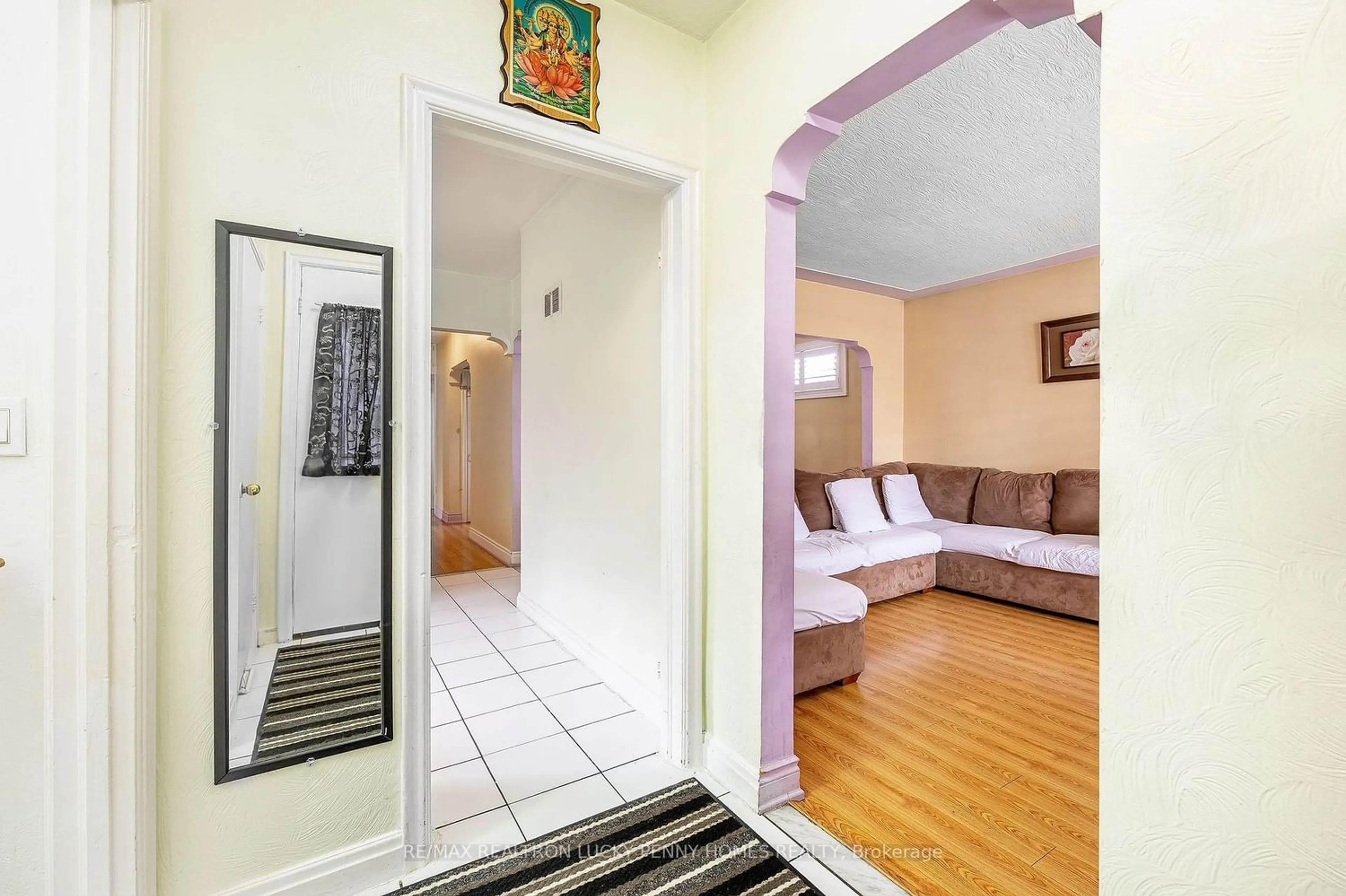 Indoor entryway for 51 Wyndale Dr, Toronto Ontario M6L 1G1
