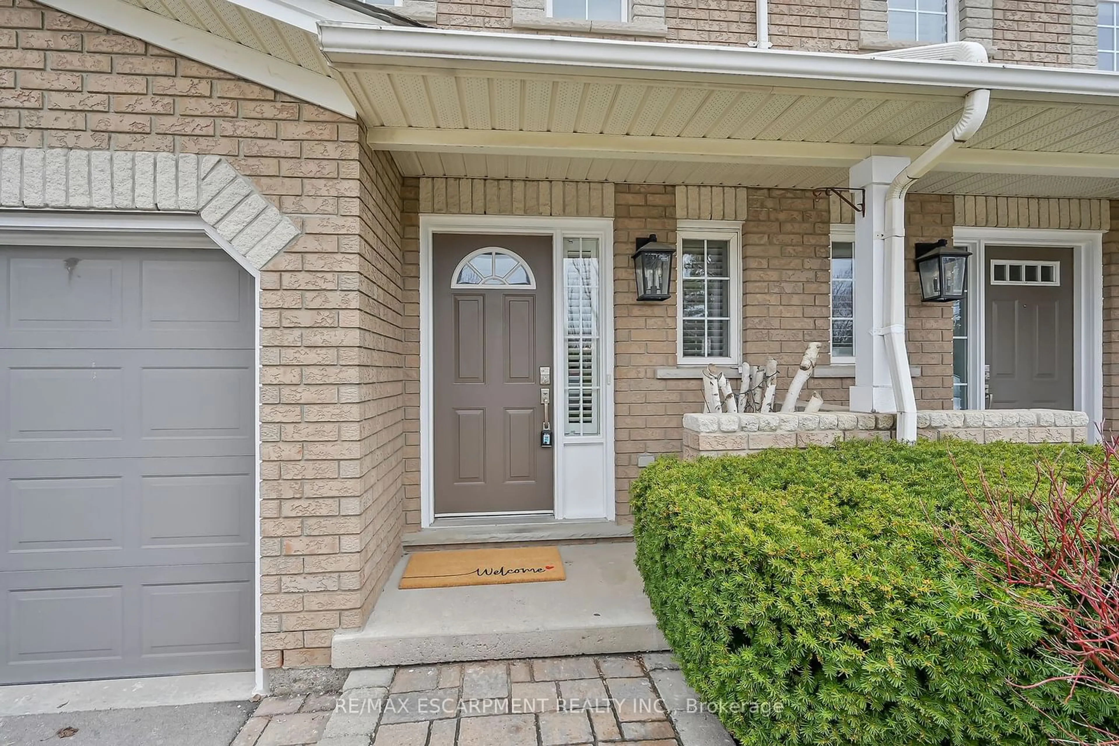 Home with brick exterior material for 2151 Walkers Line #10, Burlington Ontario L7M 4W1