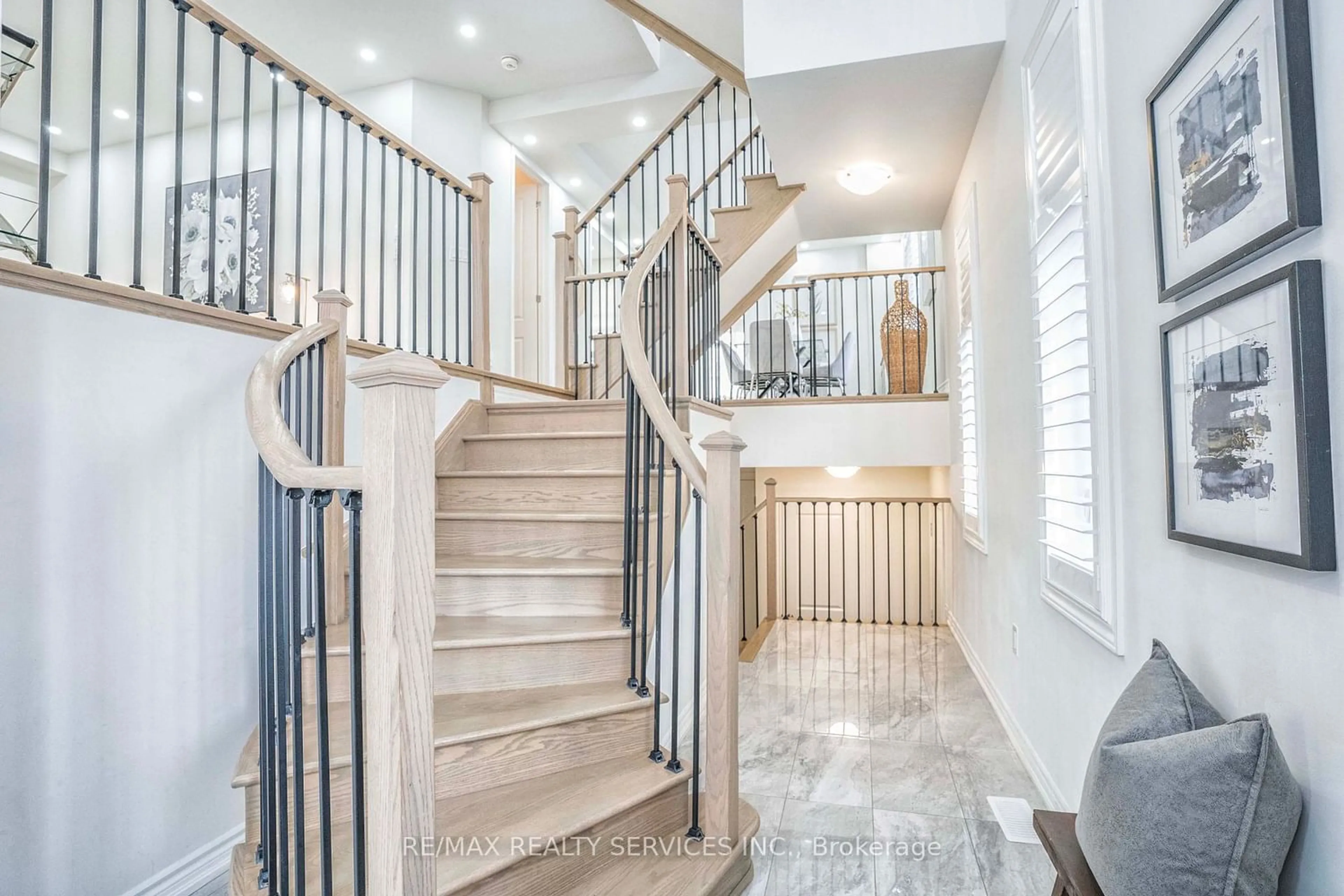 Stairs for 574 Queen Mary Dr, Brampton Ontario L7A 4Y6