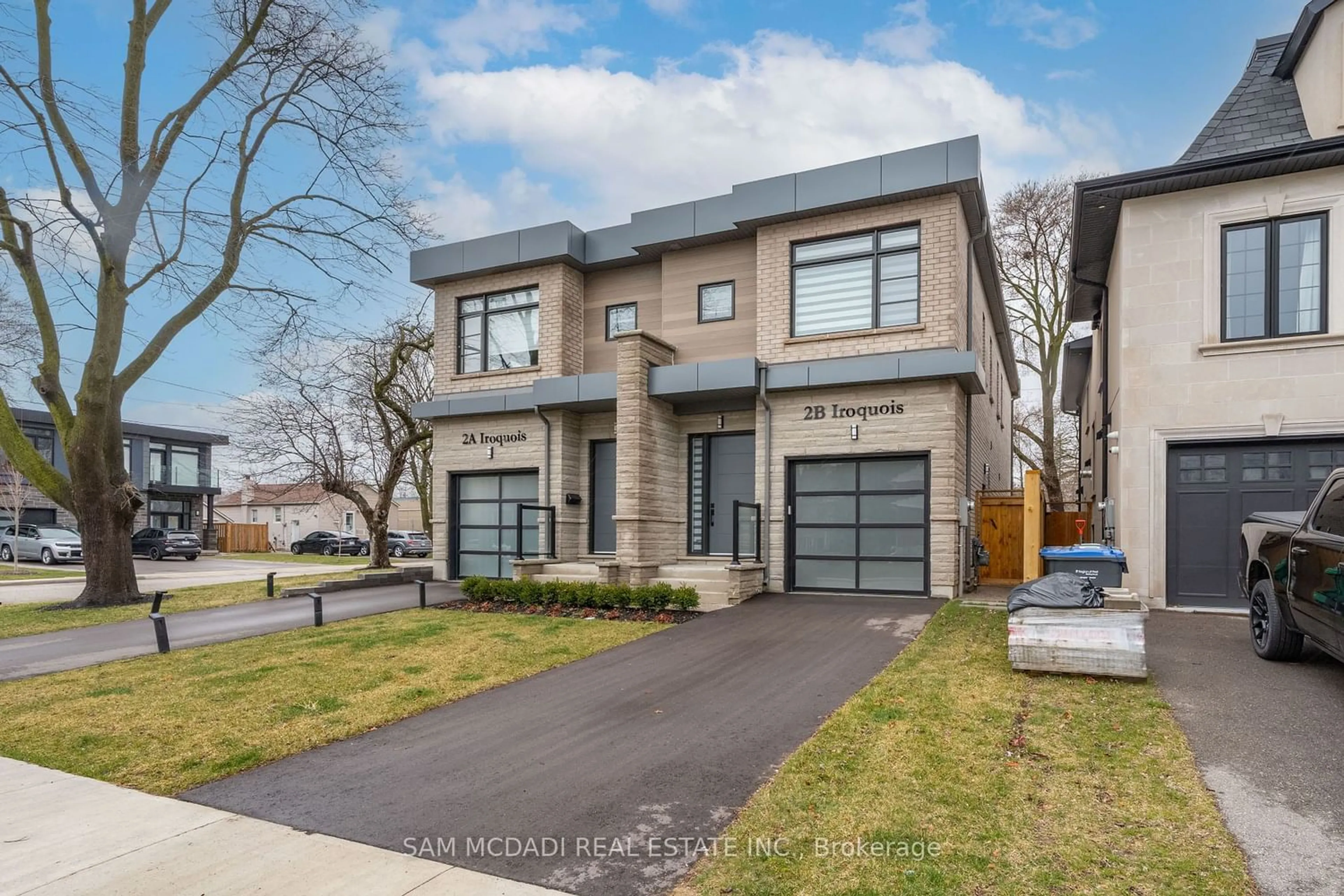Home with brick exterior material for 2B Iroquois Ave, Mississauga Ontario L5G 1M6