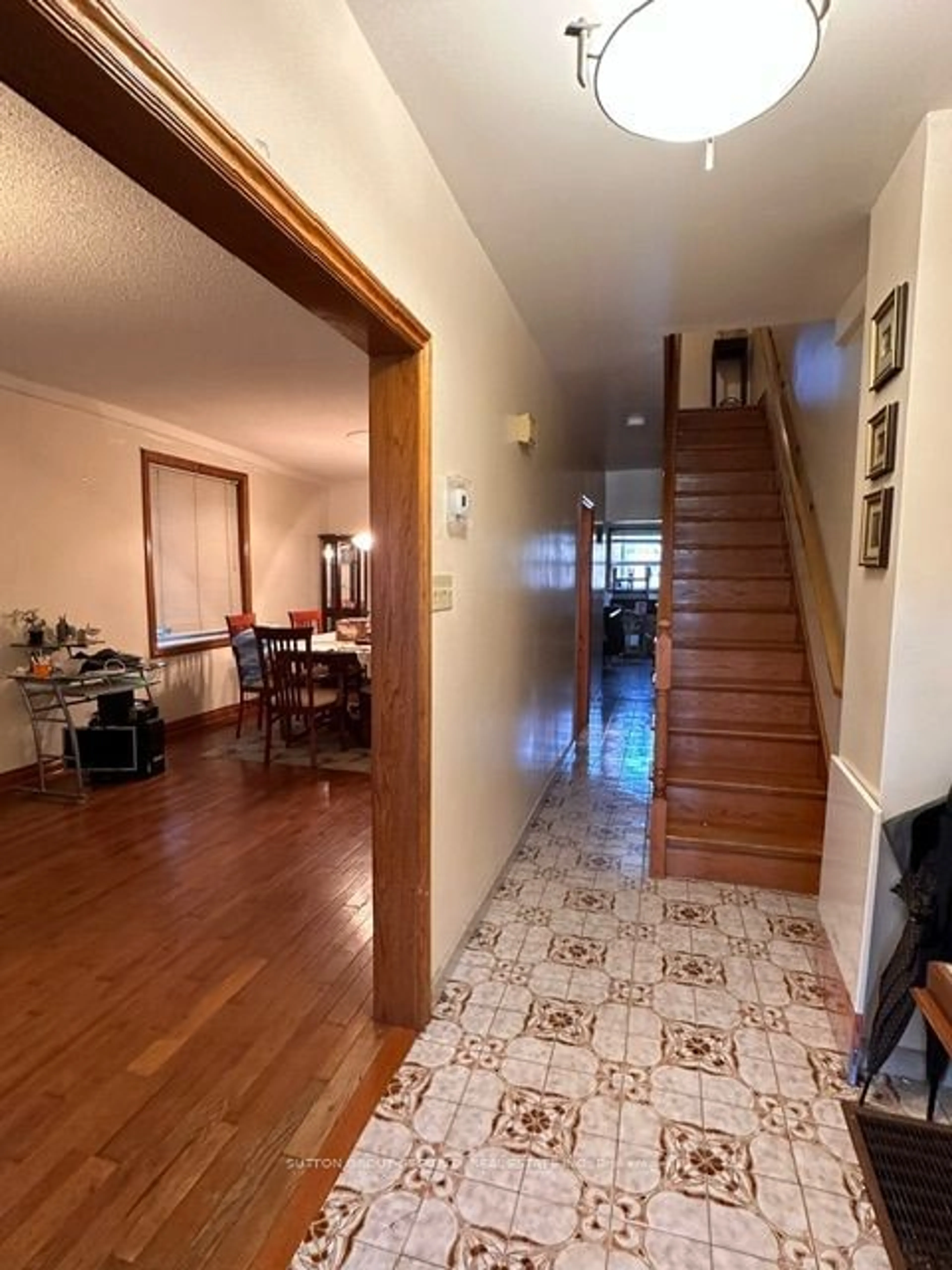 Indoor foyer for 120 Yarmouth Rd, Toronto Ontario M6G 1X2