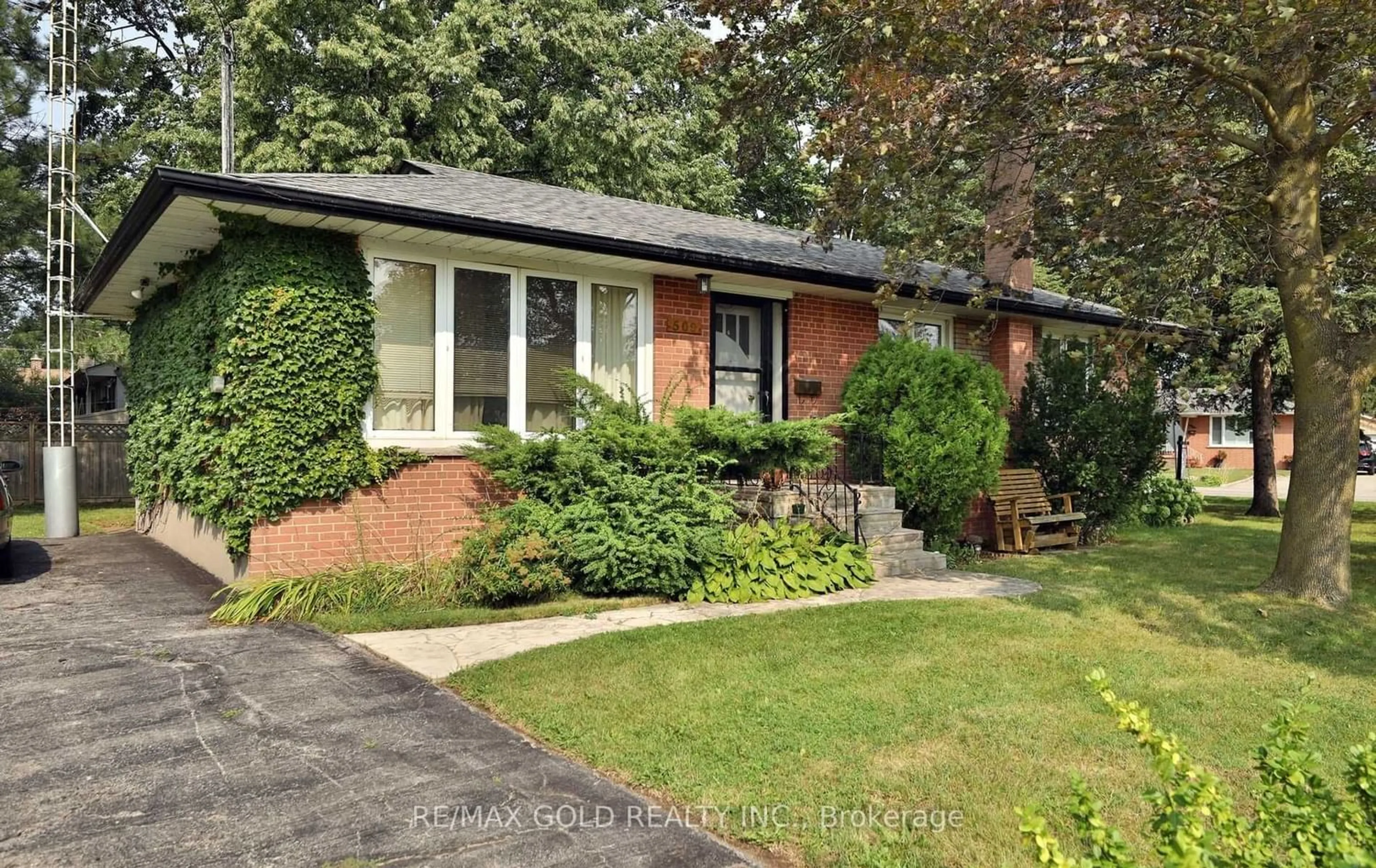 Home with brick exterior material for 509 Vale Pl, Oakville Ontario L6L 4R5