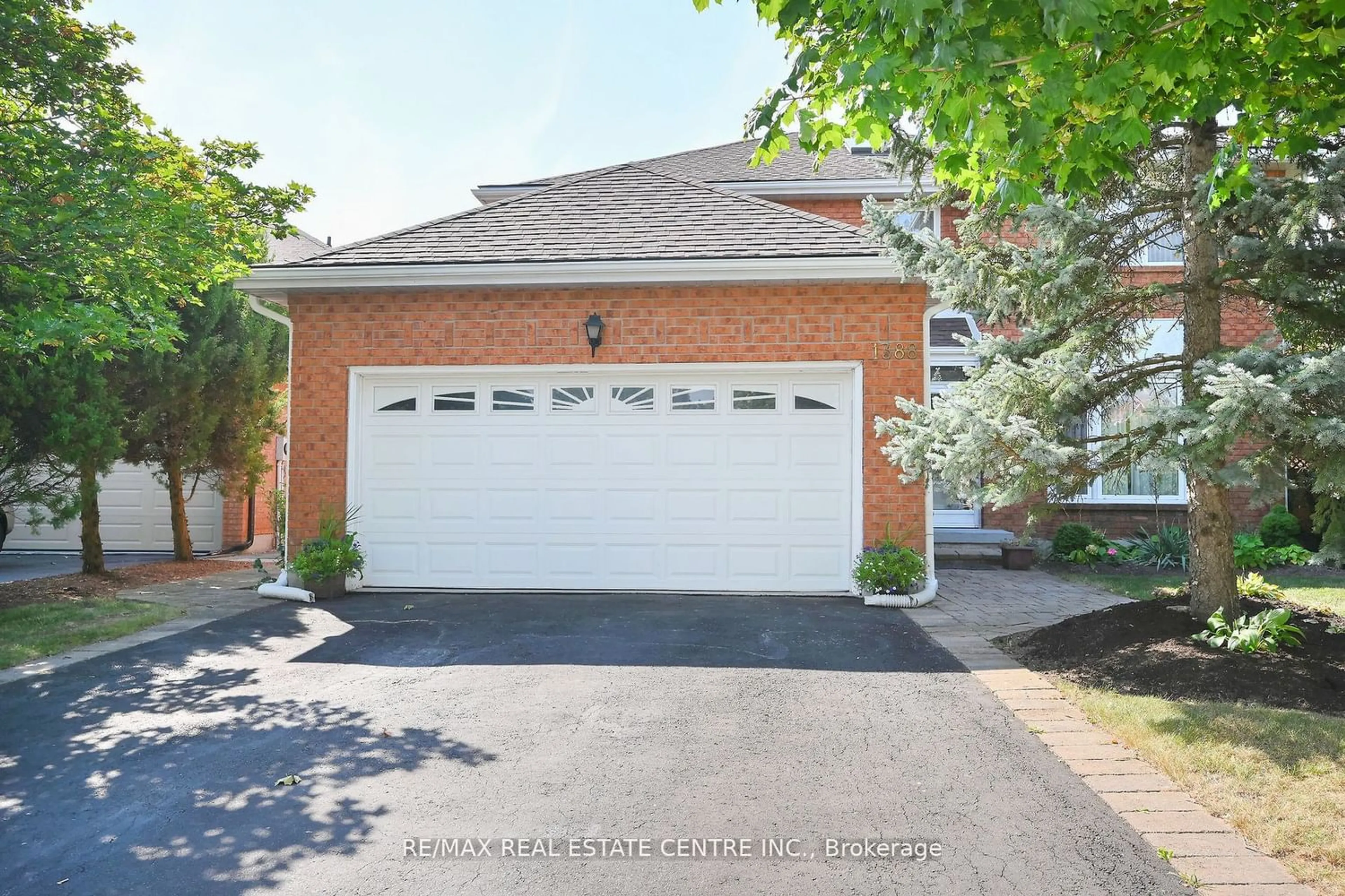 A pic from exterior of the house or condo for 1388 Will Scarlett Dr, Oakville Ontario L6J 6T8