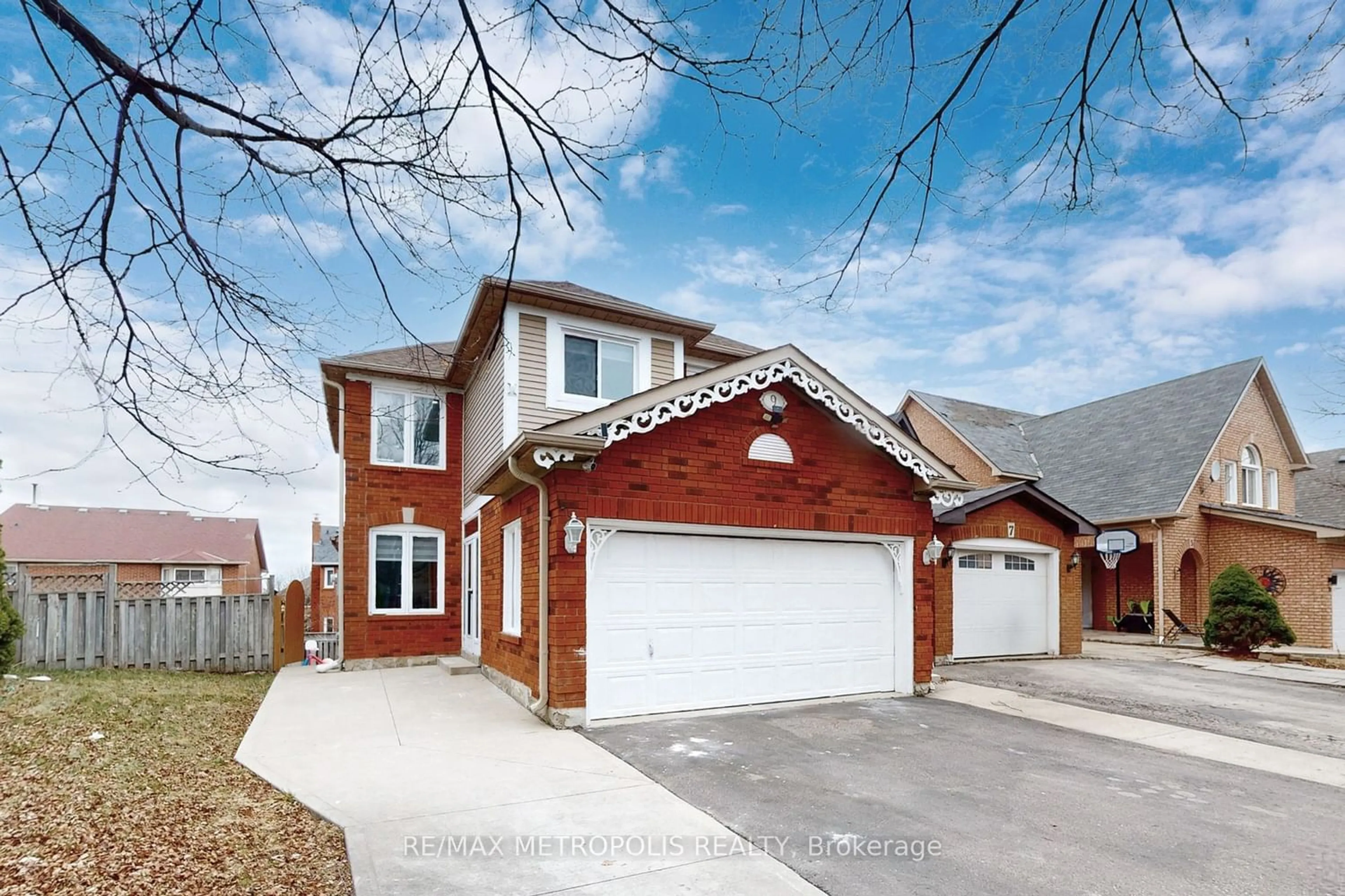 Frontside or backside of a home for 9 Stoneledge Circ, Brampton Ontario L6R 1G8