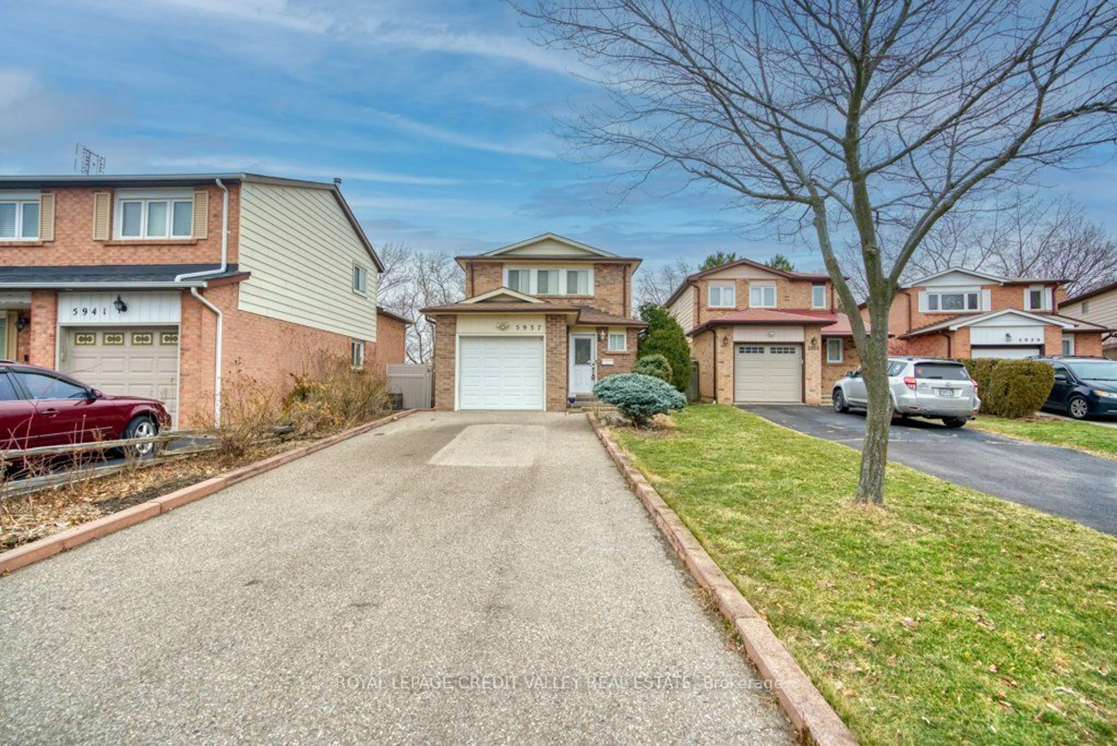 A pic from exterior of the house or condo for 5937 Shandwick Pl, Mississauga Ontario L5M 2M7