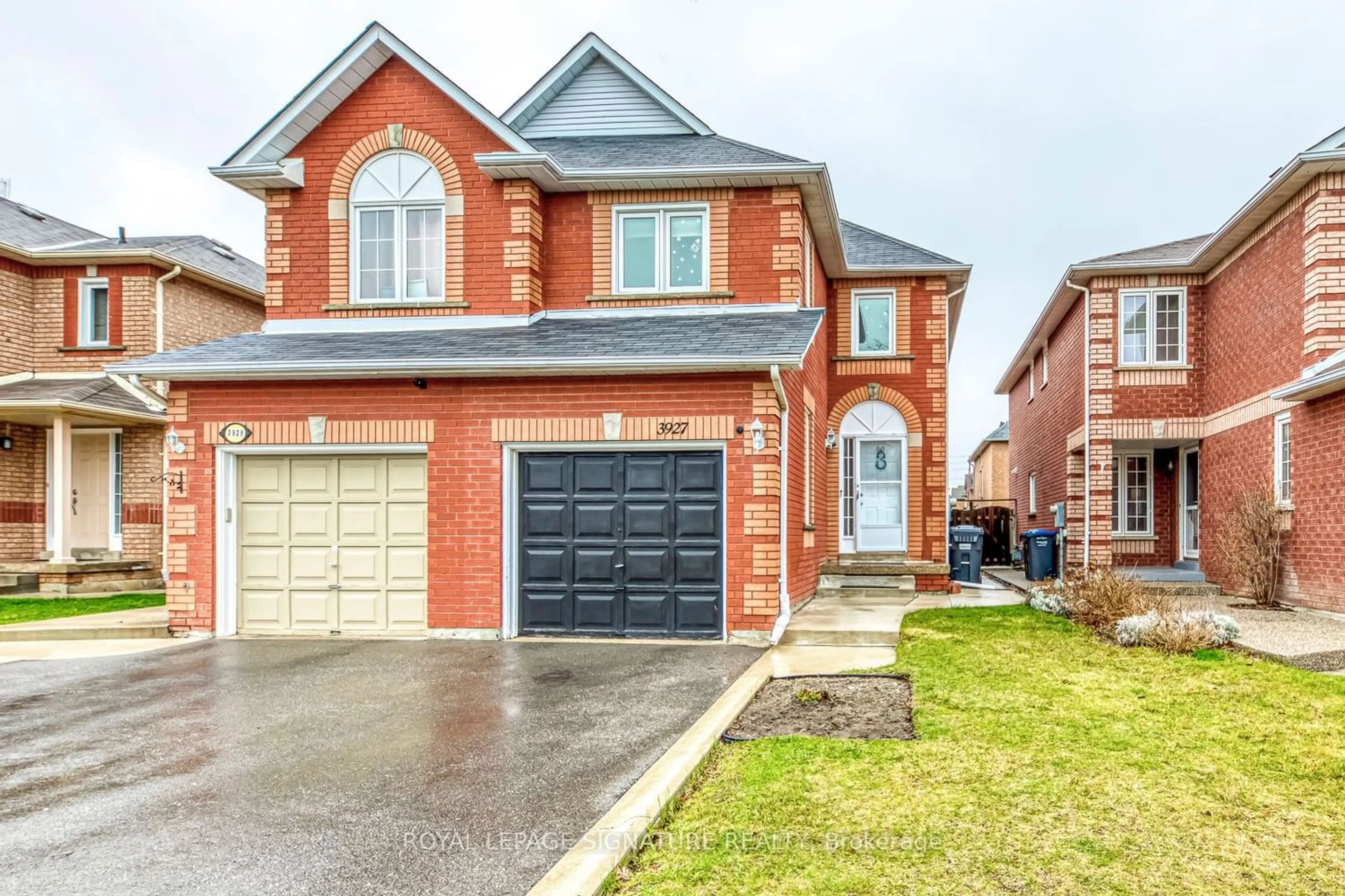 Home with brick exterior material for 3927 Rippleton Lane, Mississauga Ontario L5N 6Z8