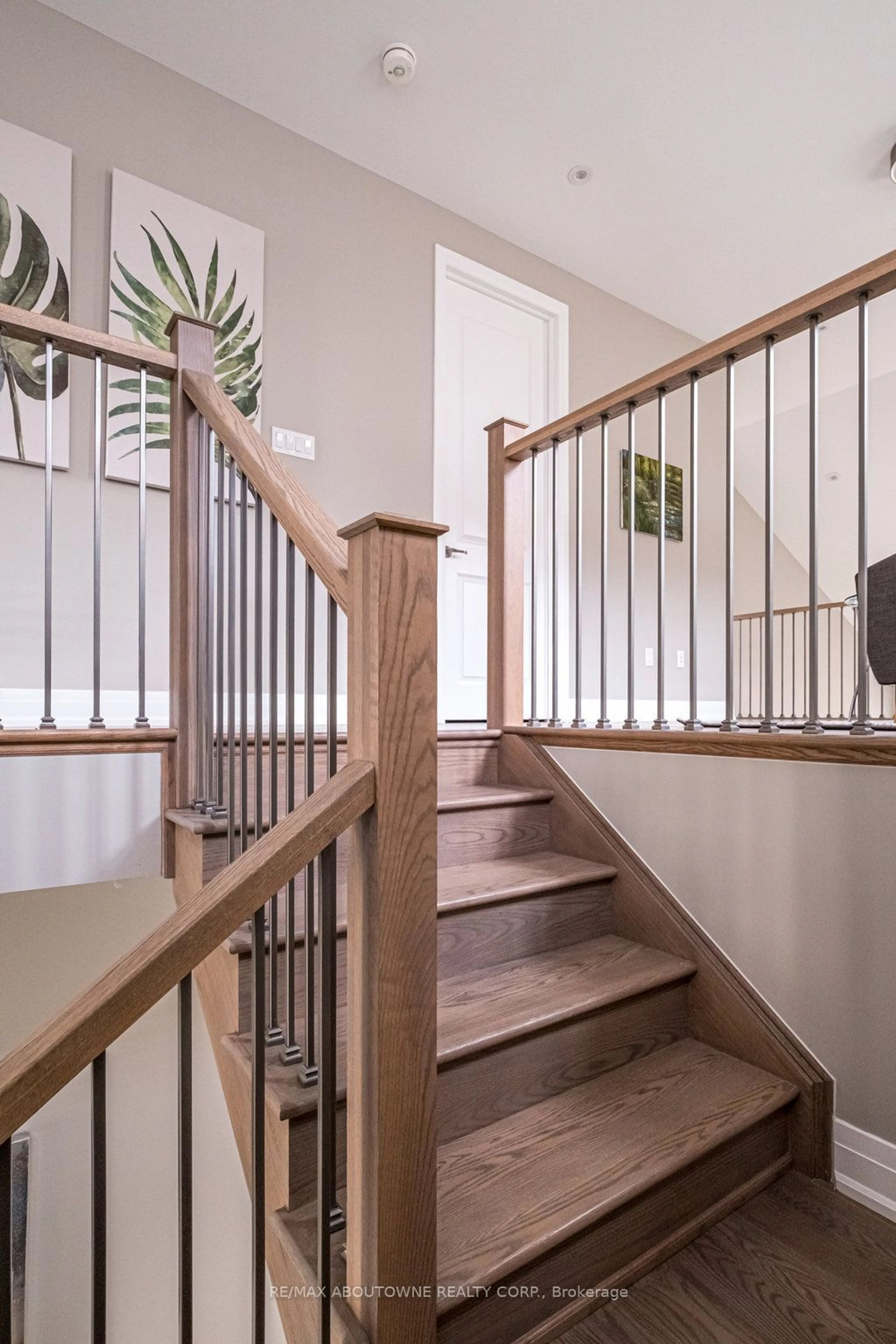 Stairs for 1456 Ford Strathy Cres, Oakville Ontario L6H 7G1