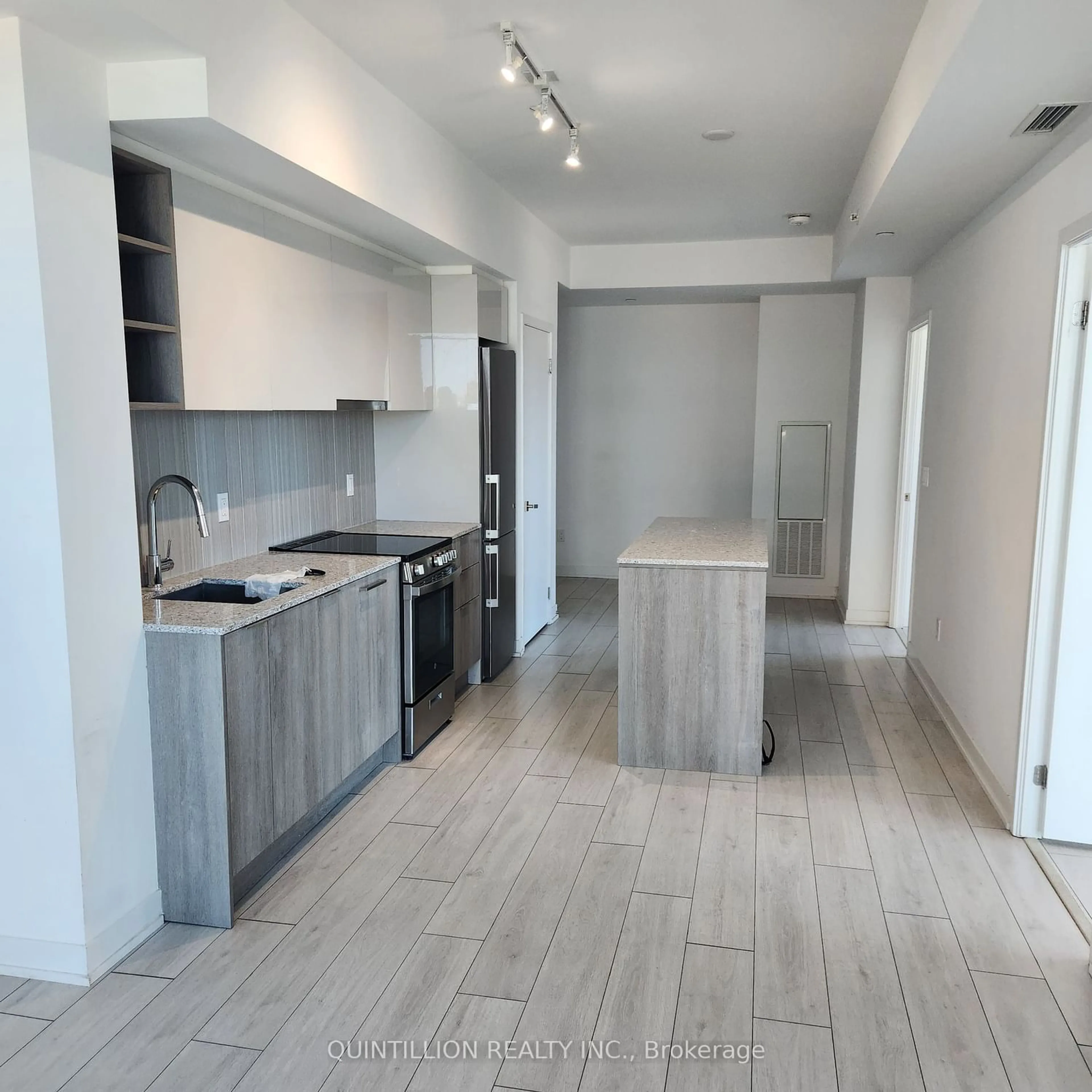 Standard kitchen for 31 Tippett Rd #1015, Toronto Ontario M3H 0C8