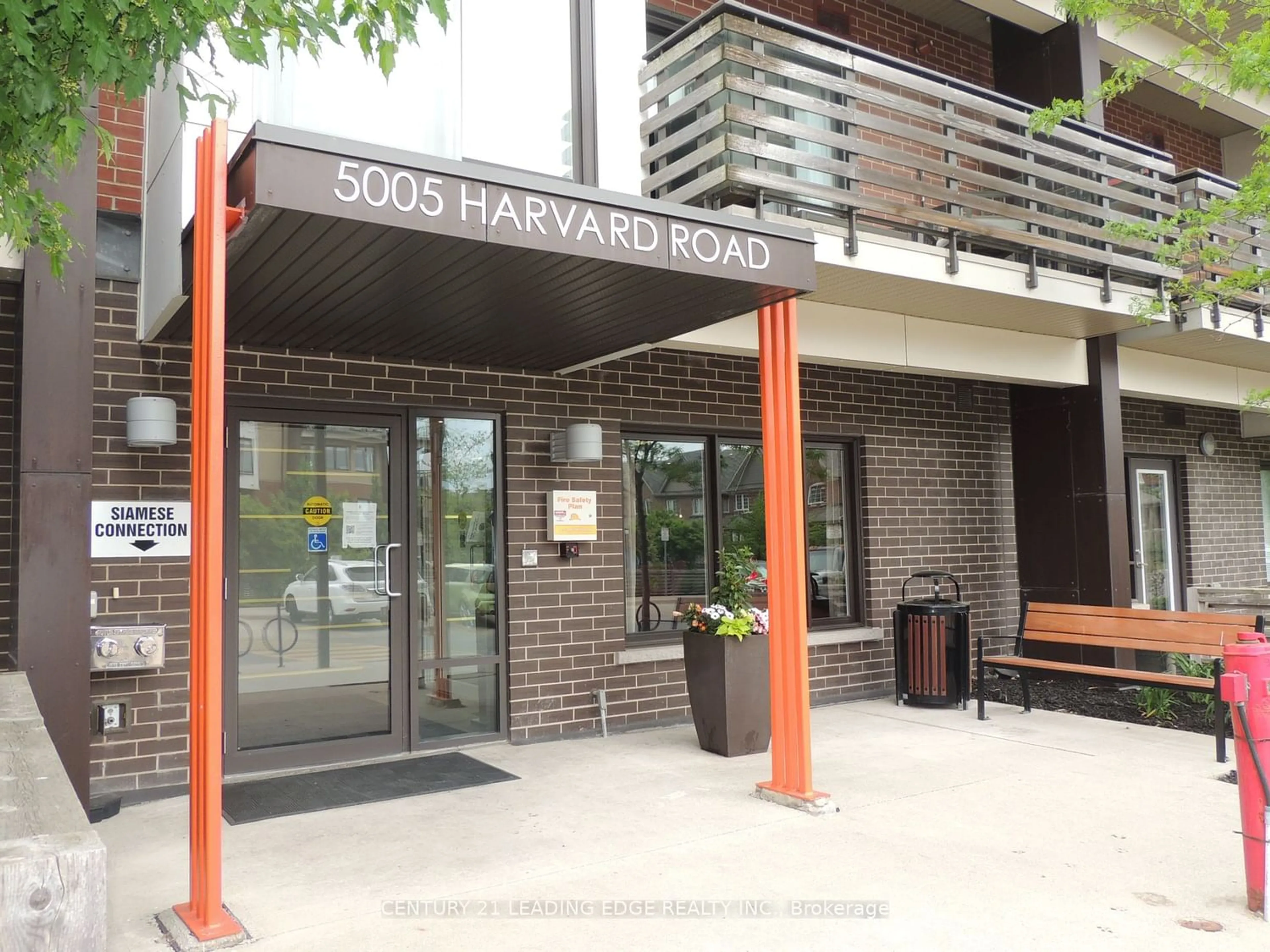Indoor foyer for 5005 Harvard Rd #214, Mississauga Ontario L5M 0W5