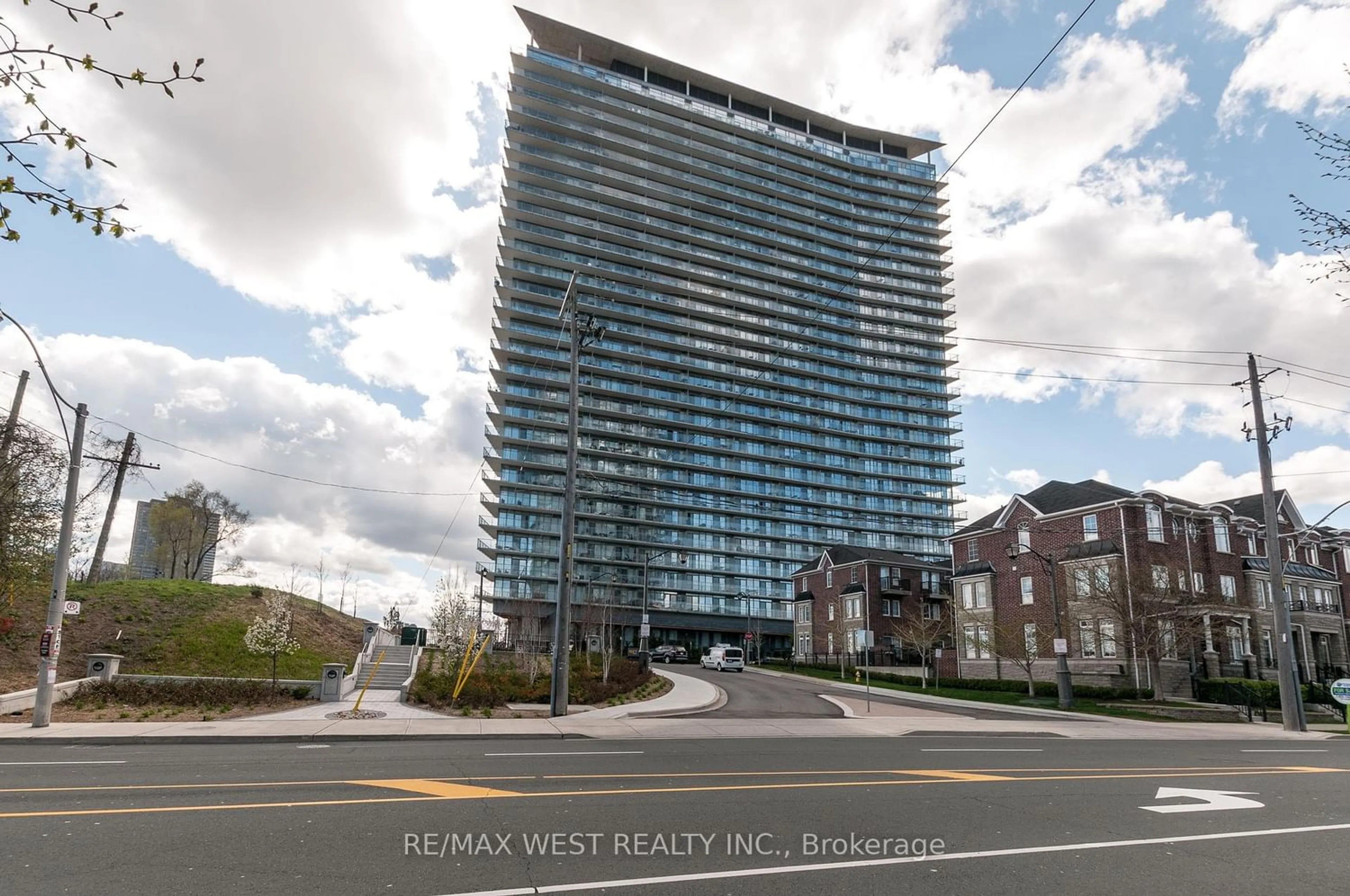 A pic from exterior of the house or condo for 105 The Queensway Ave #515, Toronto Ontario M6G 5B5