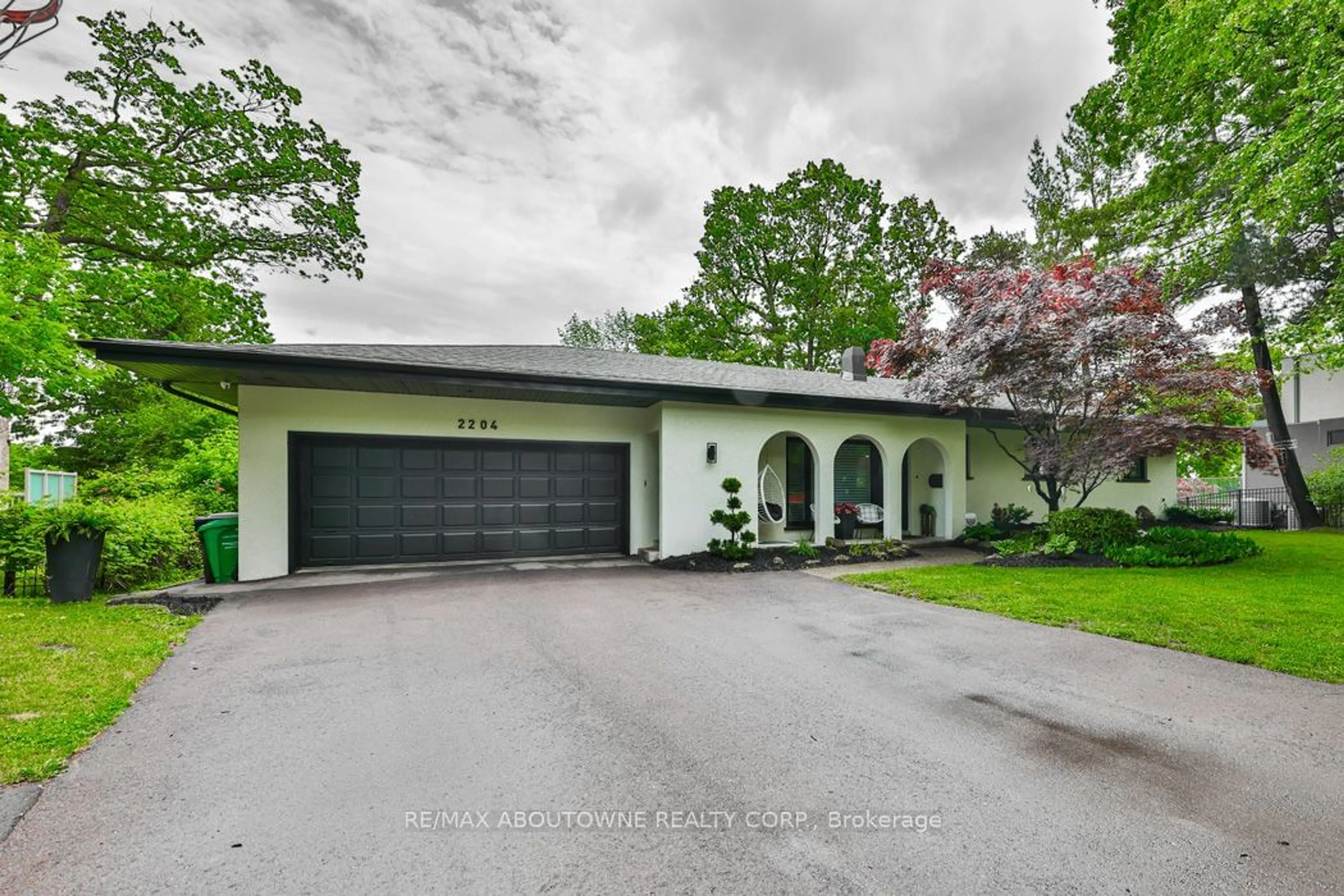 Indoor garage for 2204 Shardawn Mews, Mississauga Ontario L5C 1W5