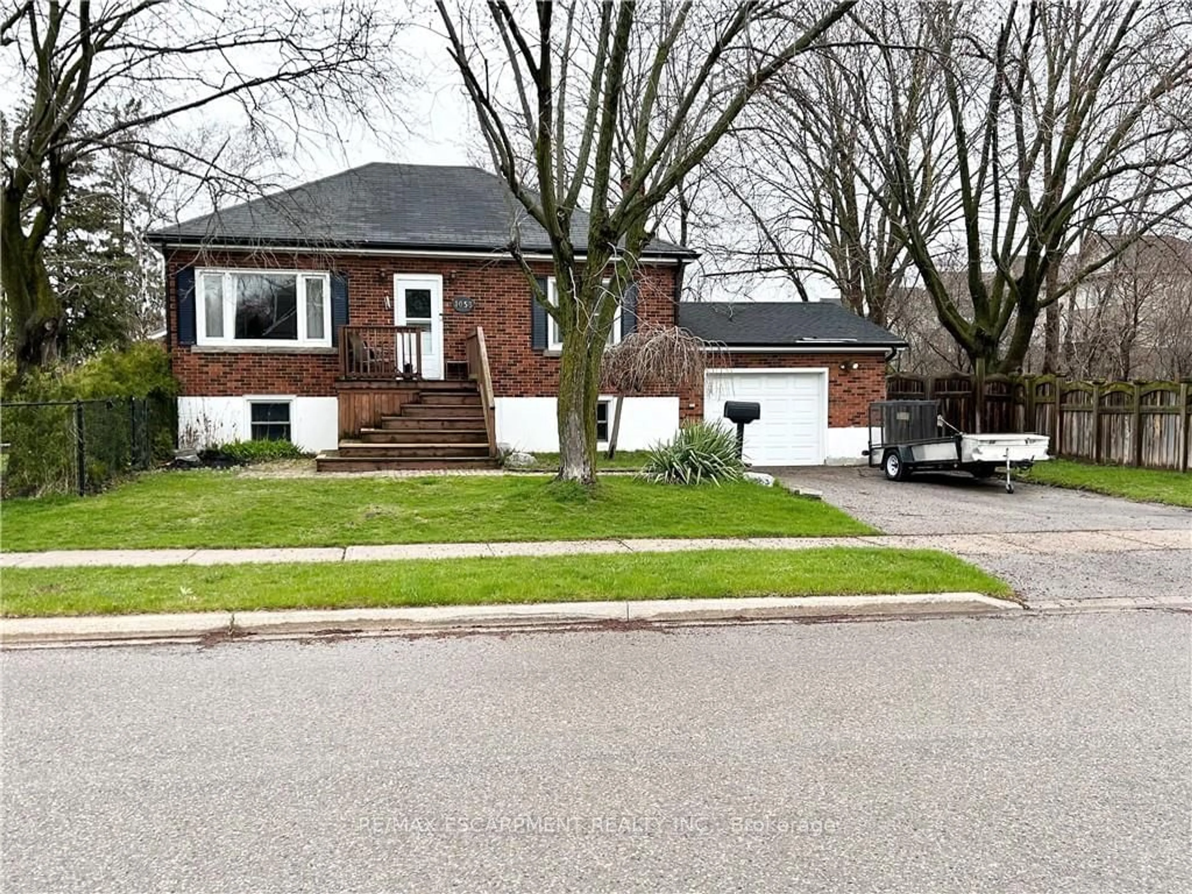 Frontside or backside of a home for 1053 Helena St, Burlington Ontario L7R 3V5