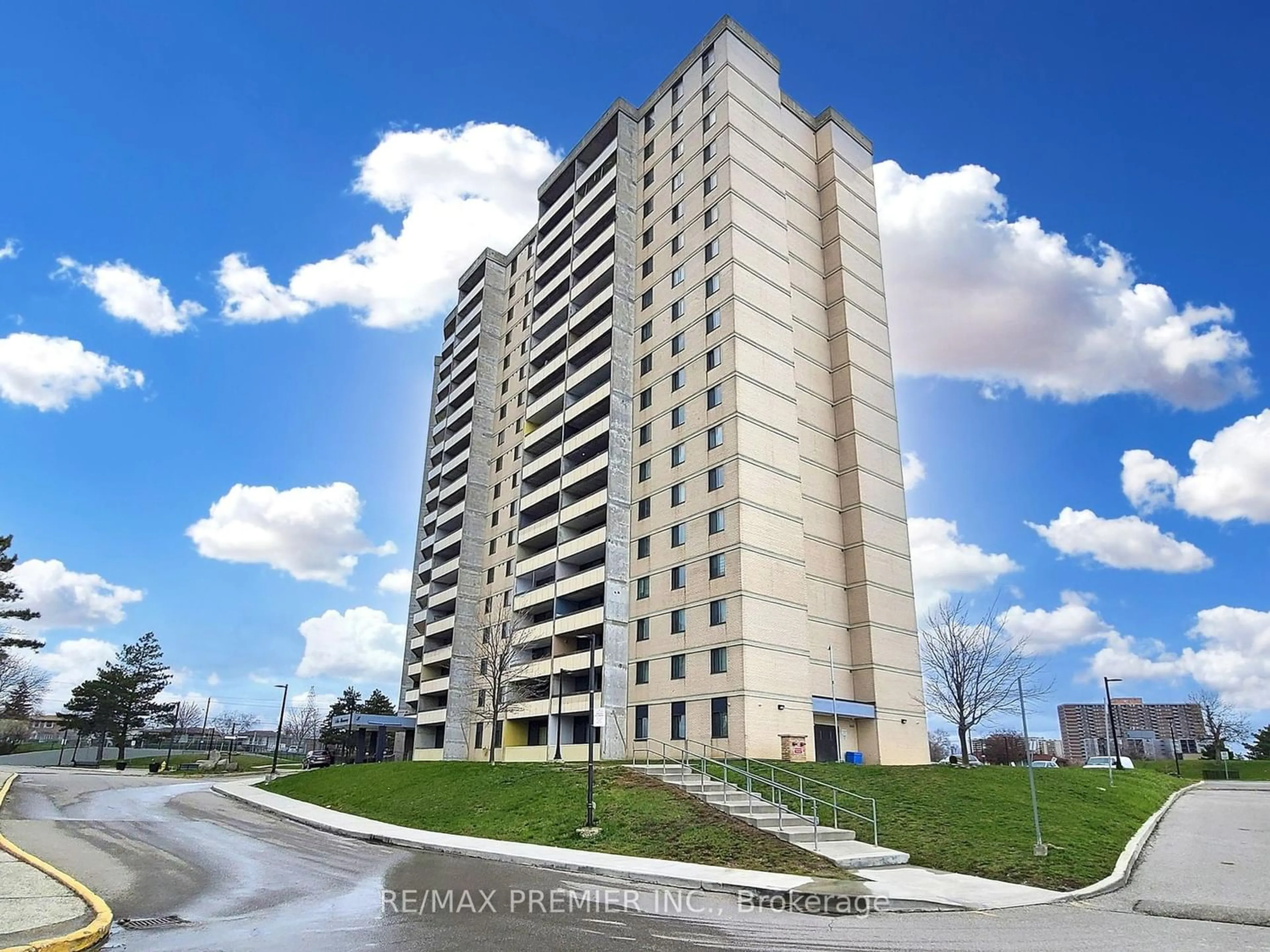 A pic from exterior of the house or condo for 5 San Romano Way #903, Toronto Ontario M3N 2Y4