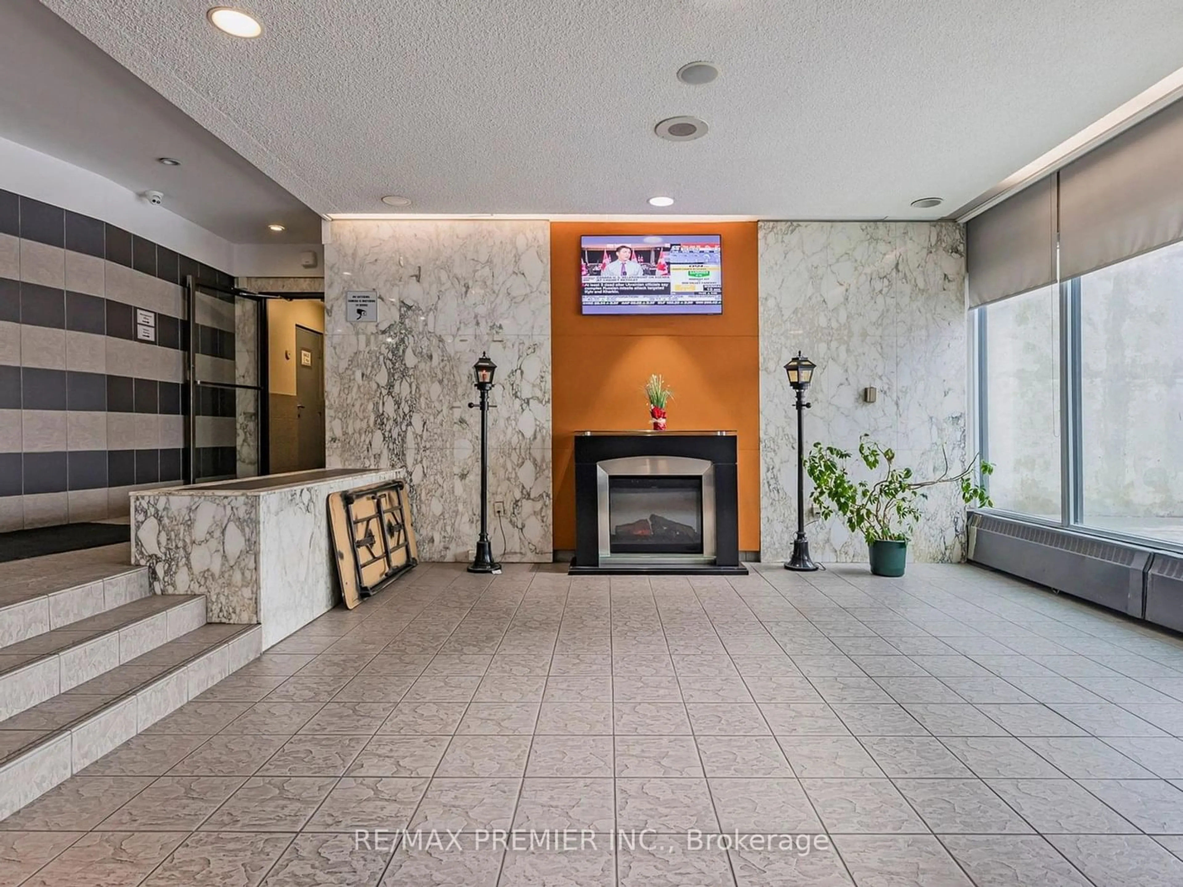 Indoor lobby for 5 San Romano Way #903, Toronto Ontario M3N 2Y4