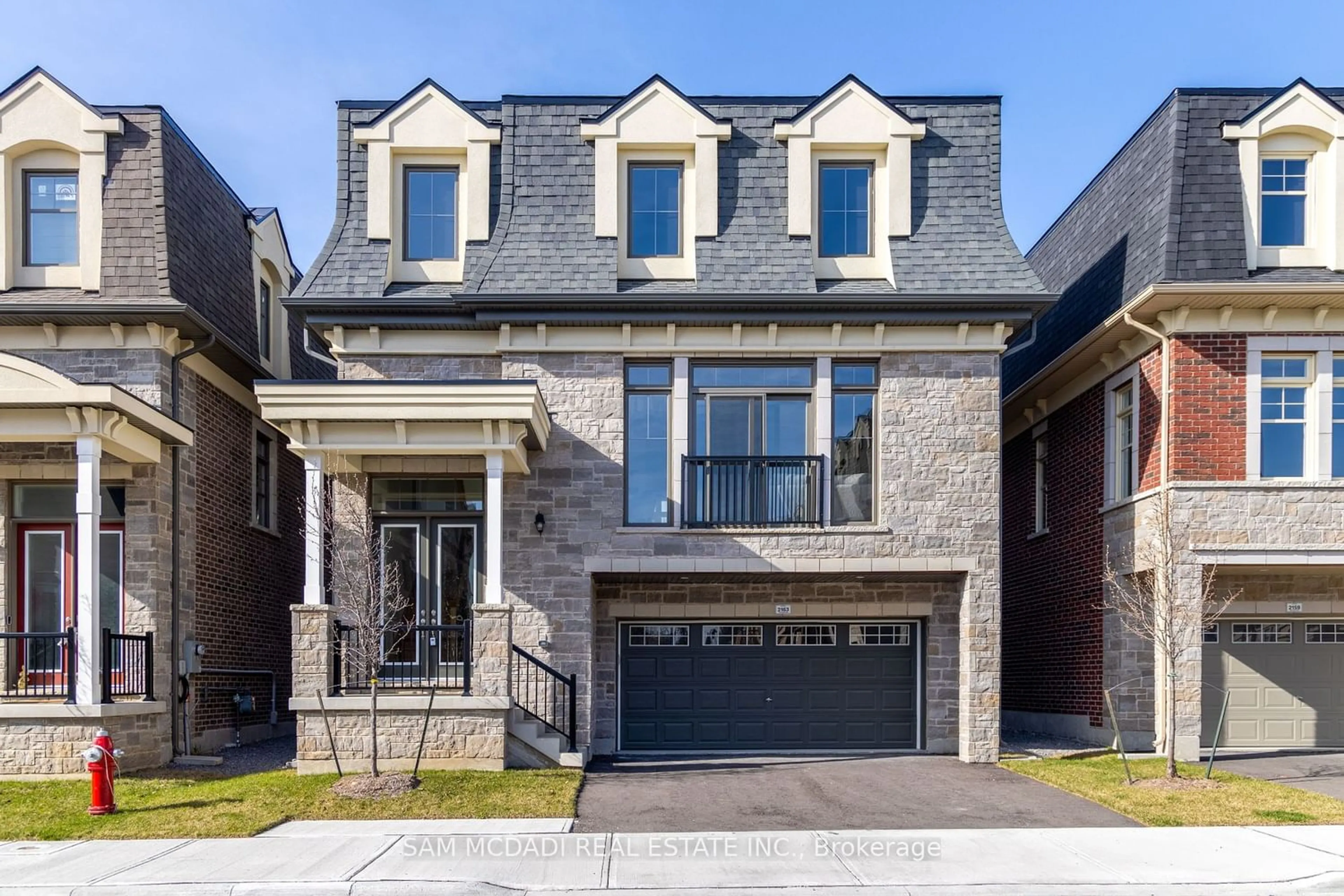 Home with brick exterior material for 2163 Royal Gala Circ, Mississauga Ontario L4Y 0H2