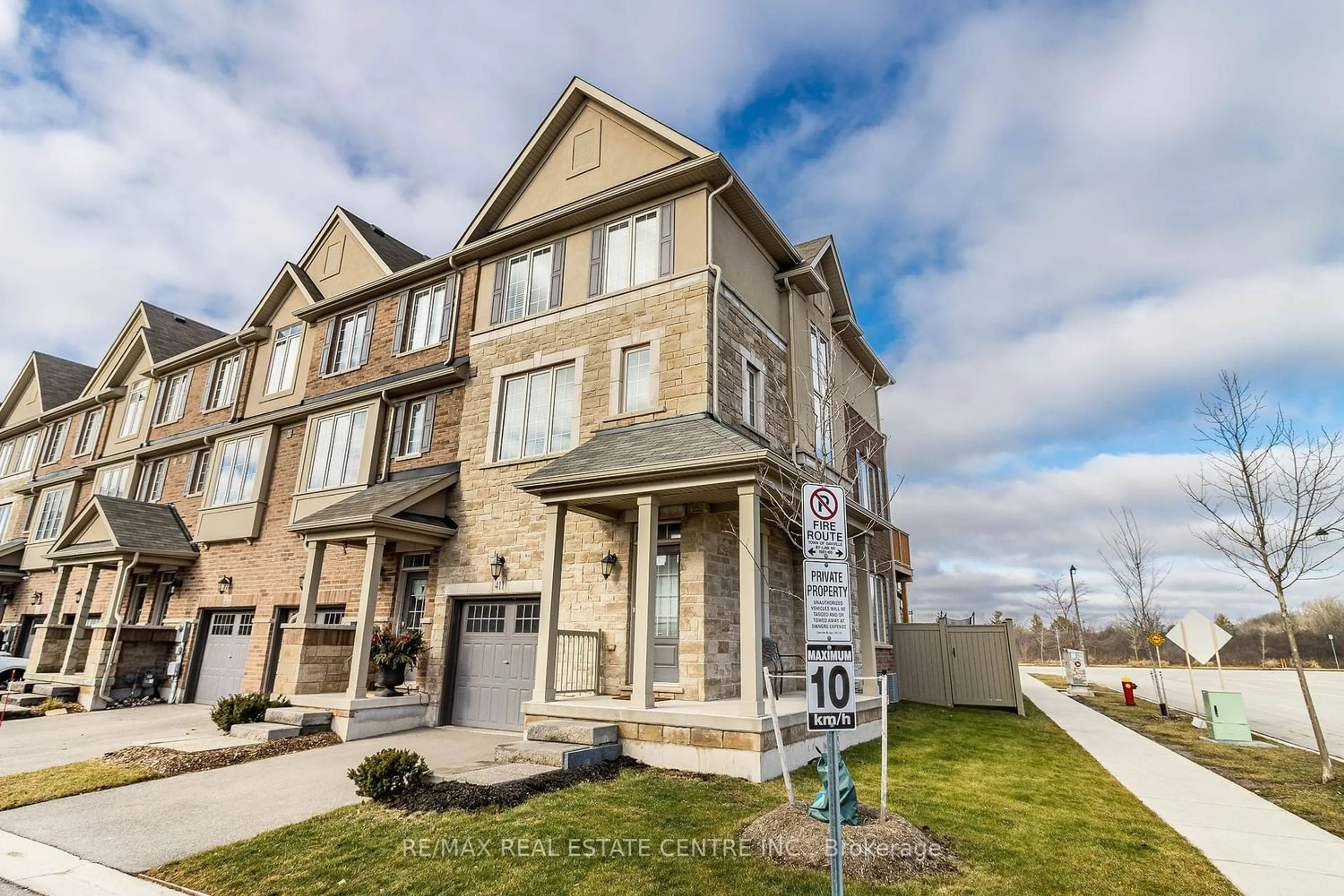 A pic from exterior of the house or condo for 411 Hardwick Common, Oakville Ontario L6H 0P6