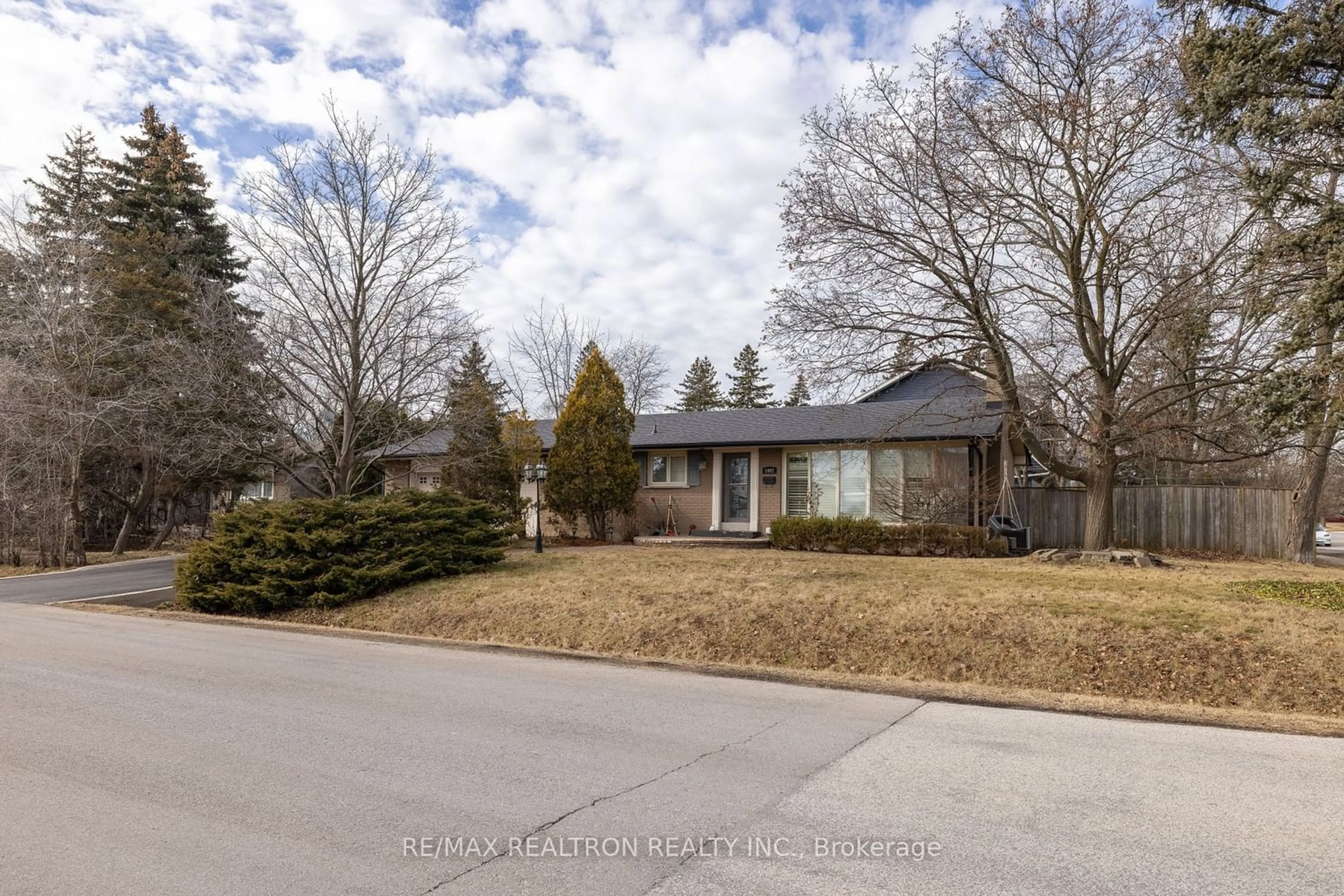 Frontside or backside of a home for 1402 Gainsborough Dr, Oakville Ontario L6H 2H6