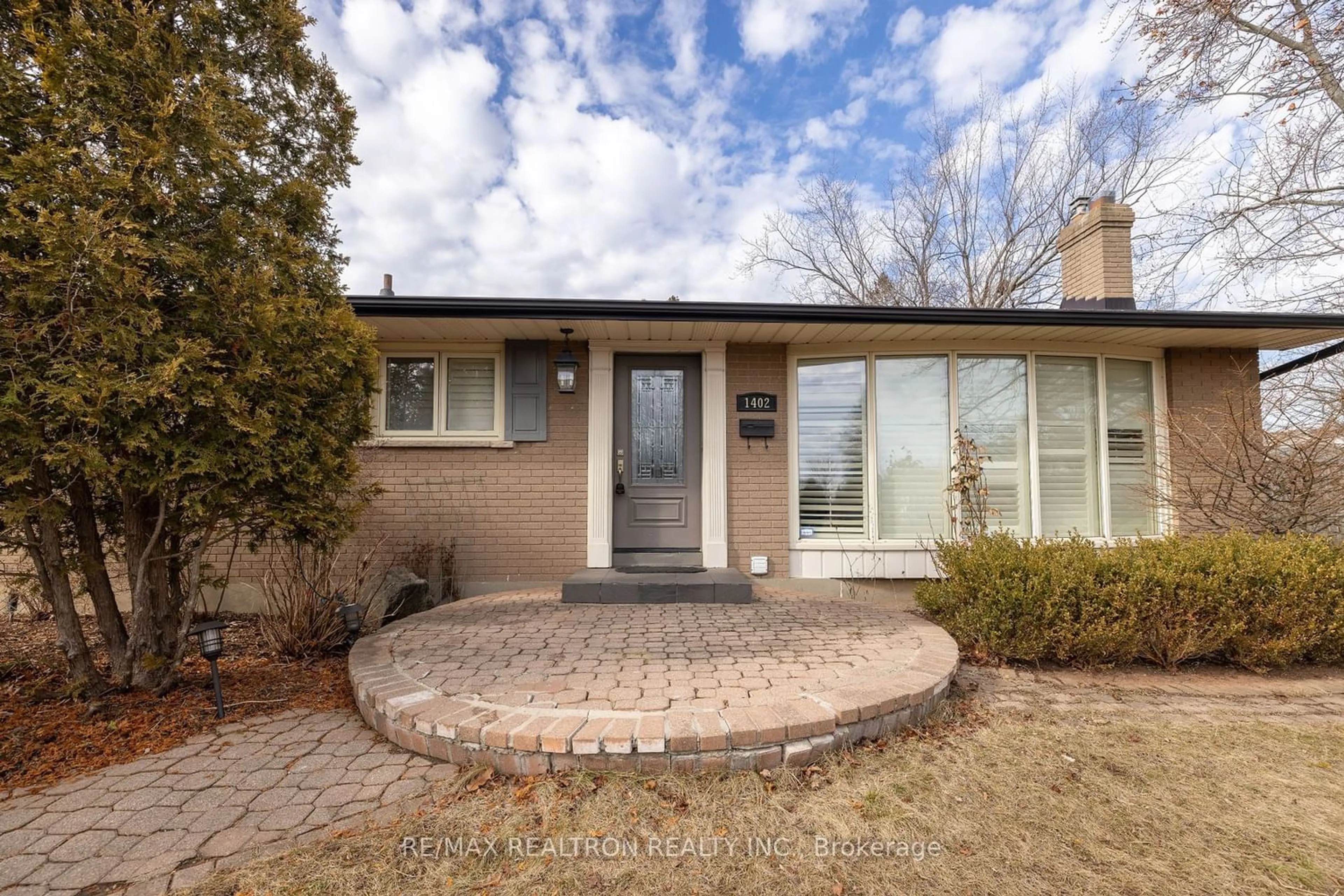 Home with brick exterior material for 1402 Gainsborough Dr, Oakville Ontario L6H 2H6