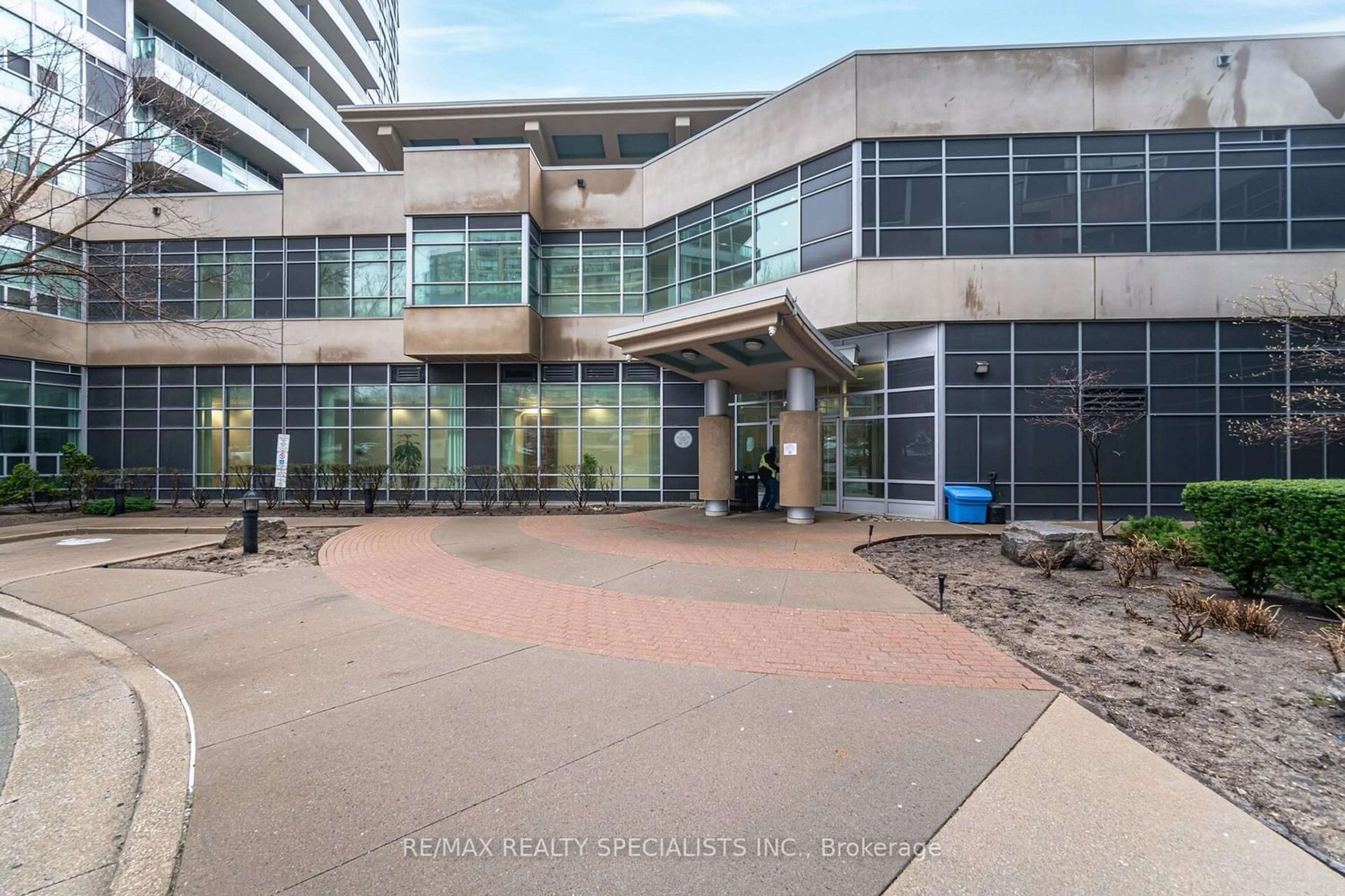 Indoor foyer for 1 Elm Dr #104, Mississauga Ontario L5B 4M1