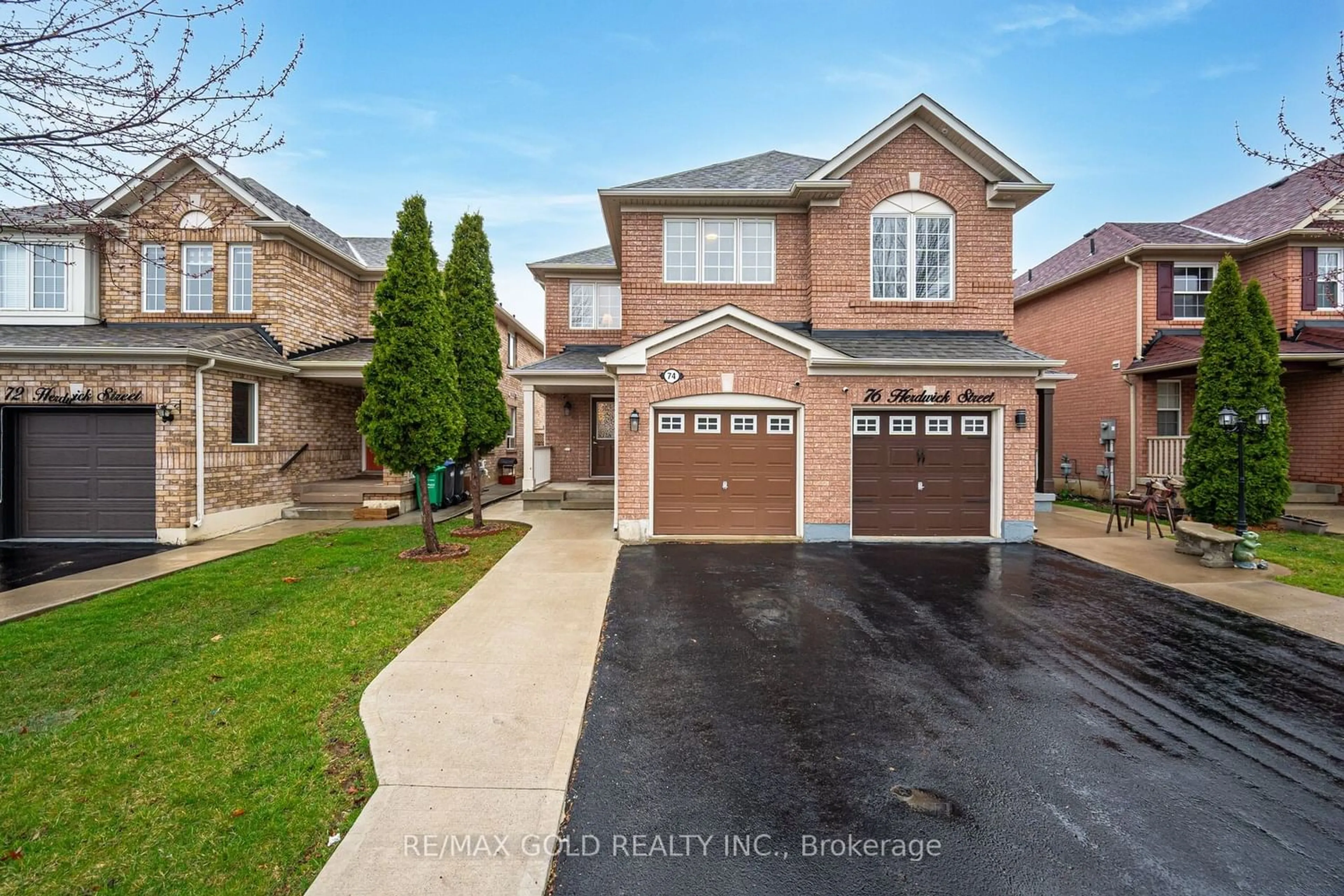 Frontside or backside of a home for 74 Herdwick St, Brampton Ontario L6S 6M1