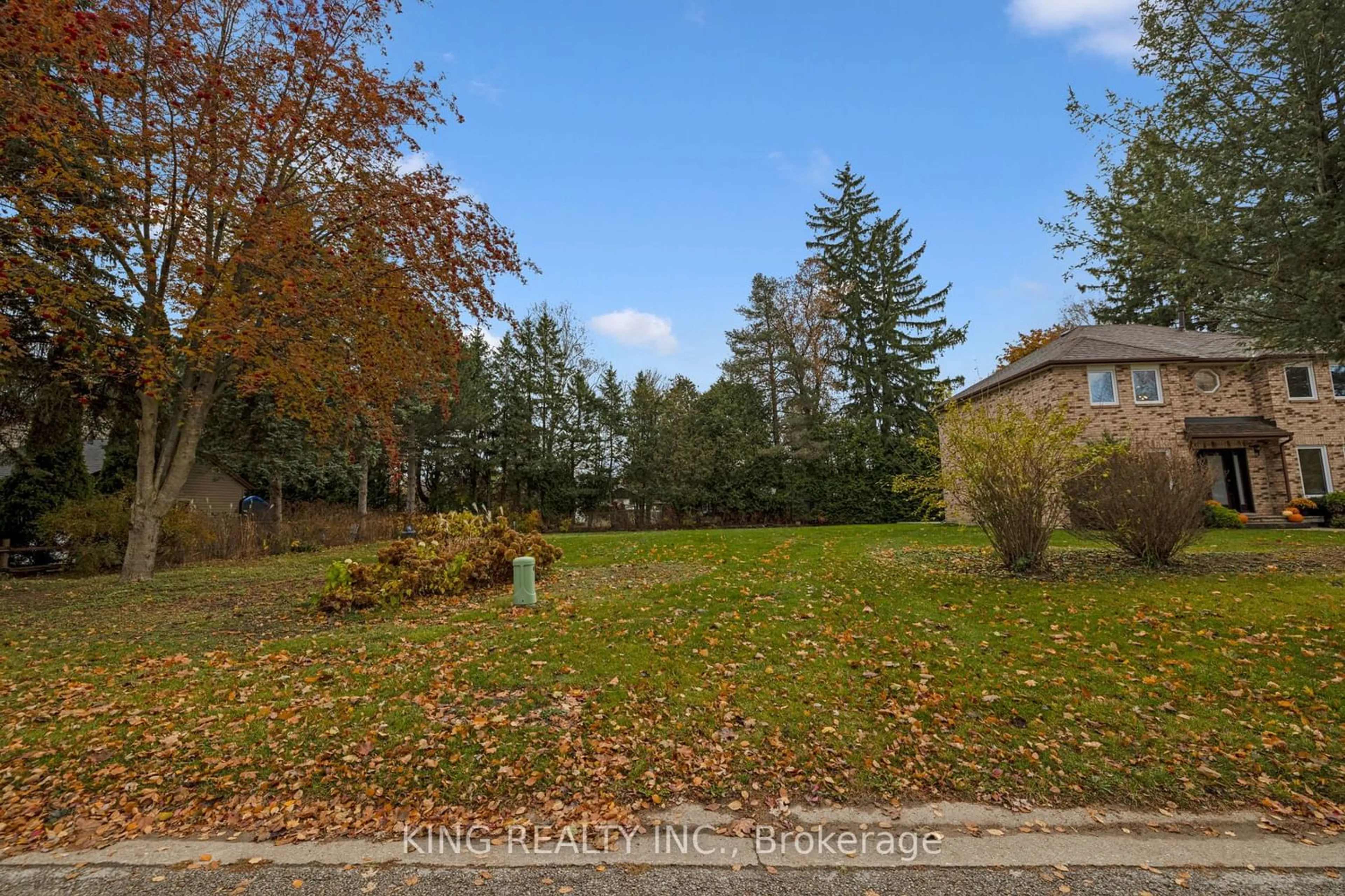 Fenced yard for 13 Ivan Ave, Caledon Ontario L7C 1G1