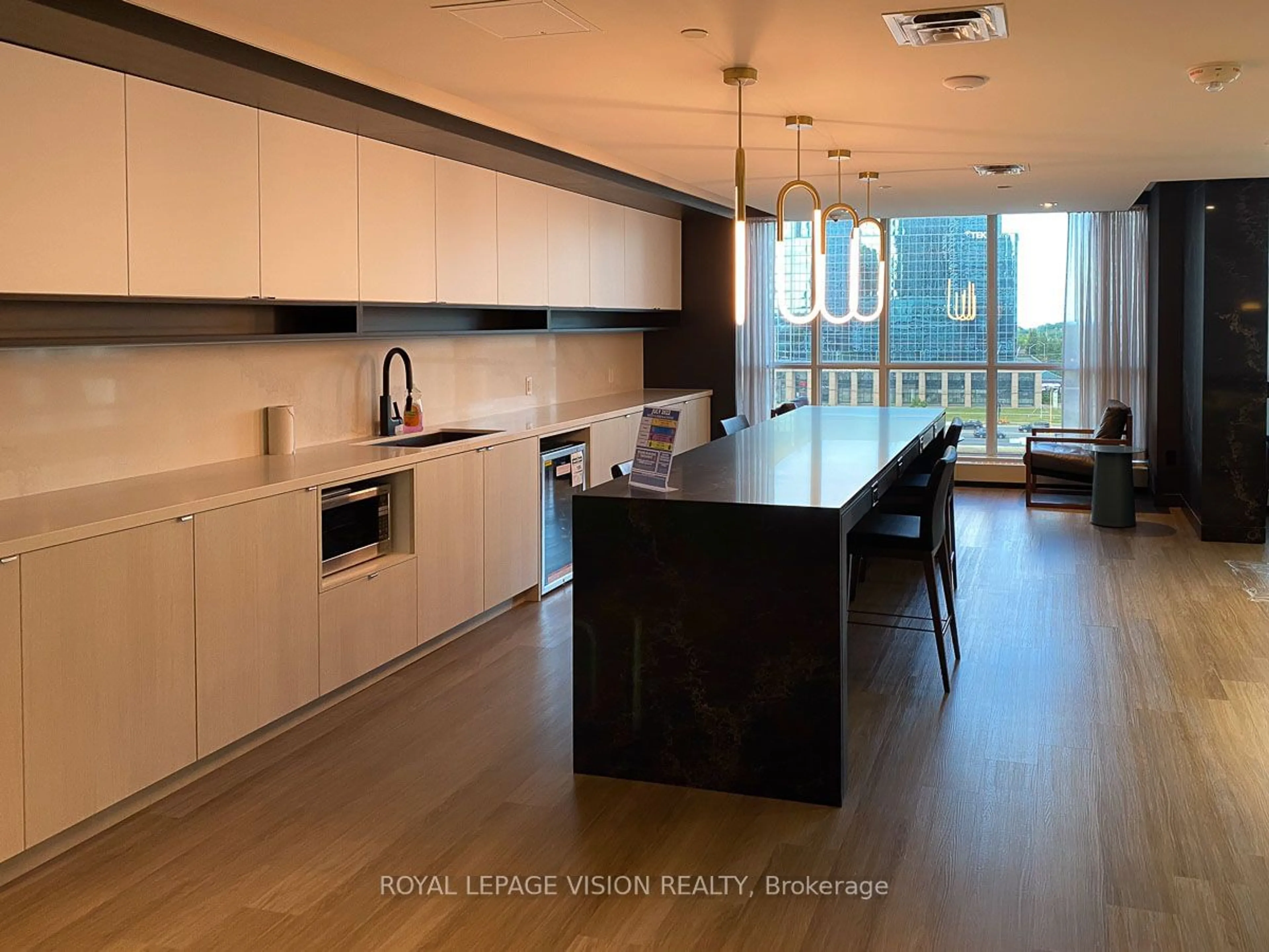 Contemporary kitchen for 4065 Confederation Pkwy #3801, Mississauga Ontario L5B 0L4