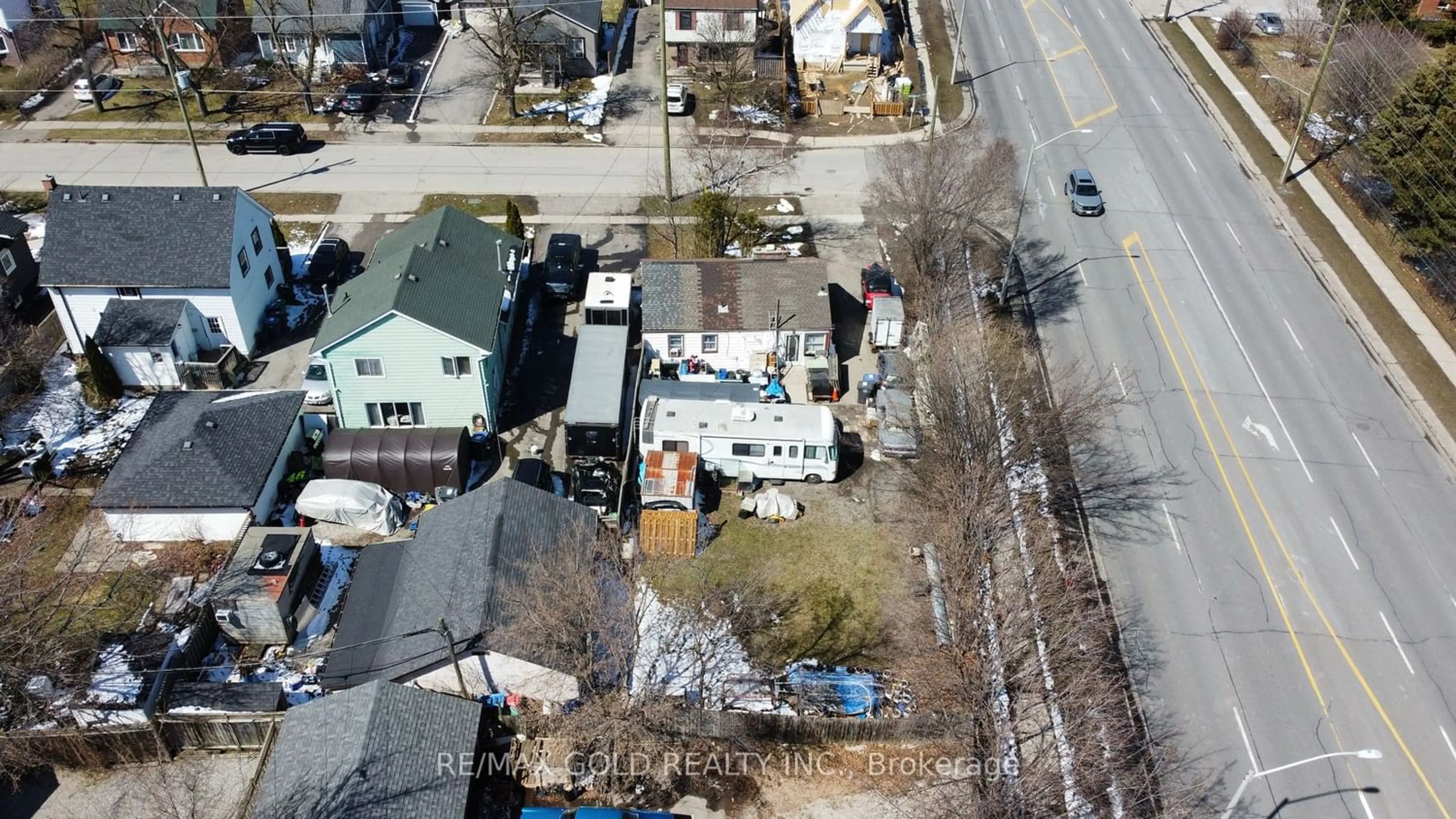 A pic from outside/outdoor area/front of a property/back of a property/a pic from drone, street for 103 Woodward Ave, Brampton Ontario L6V 1K5