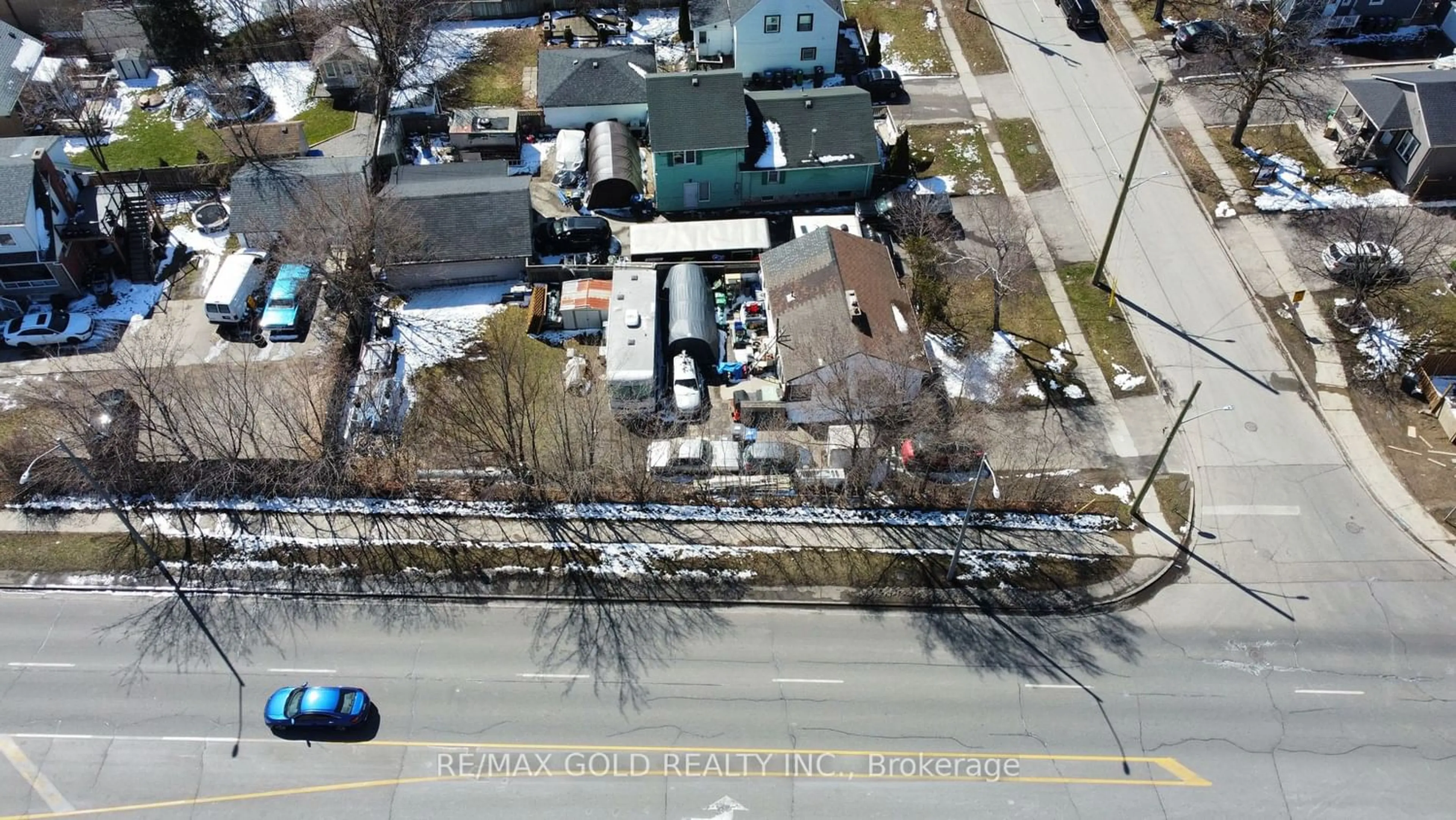 A pic from outside/outdoor area/front of a property/back of a property/a pic from drone, street for 103 Woodward Ave, Brampton Ontario L6V 1K5