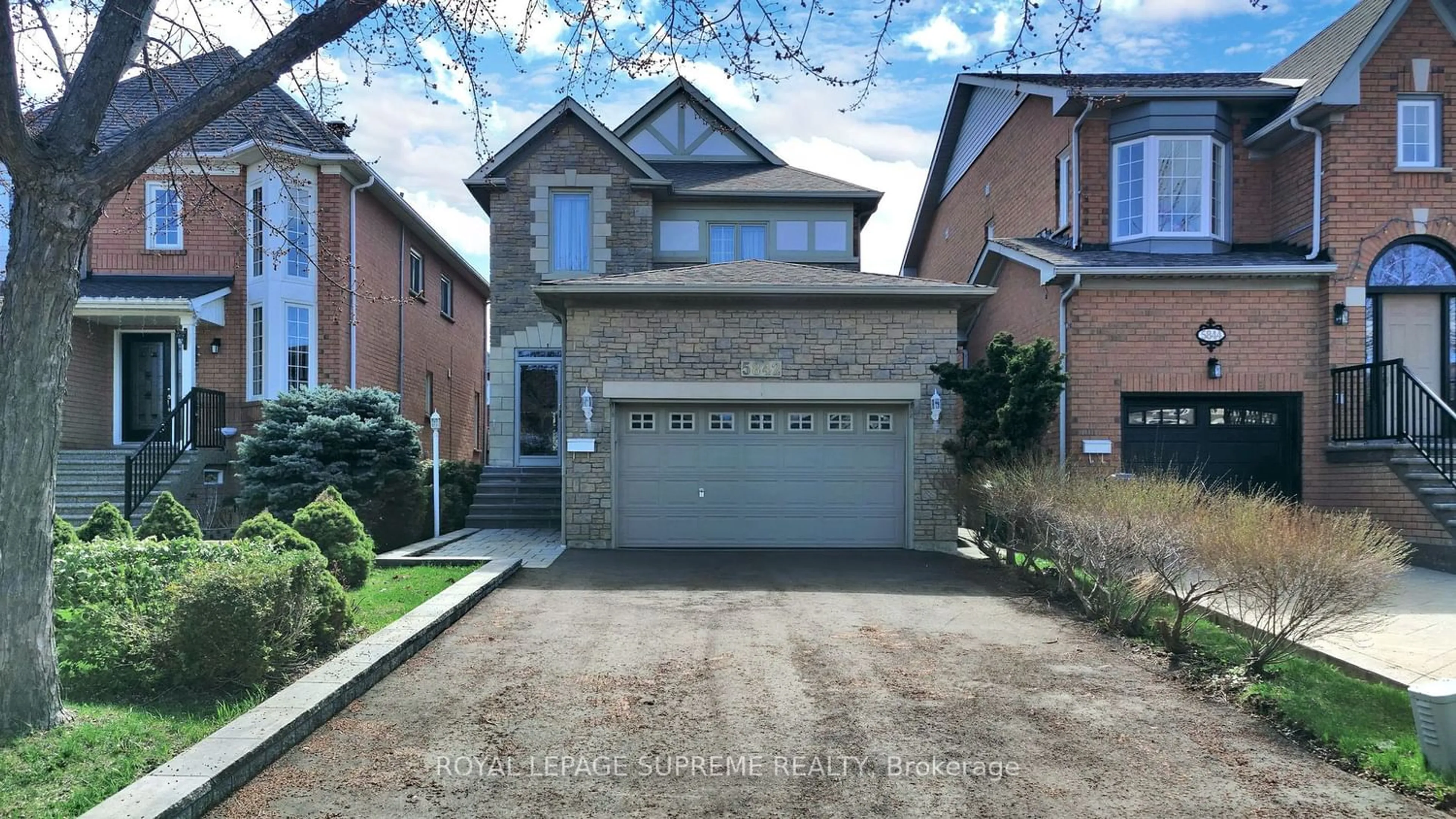 Home with brick exterior material for 5842 Dalebrook Cres, Mississauga Ontario L5M 5R8