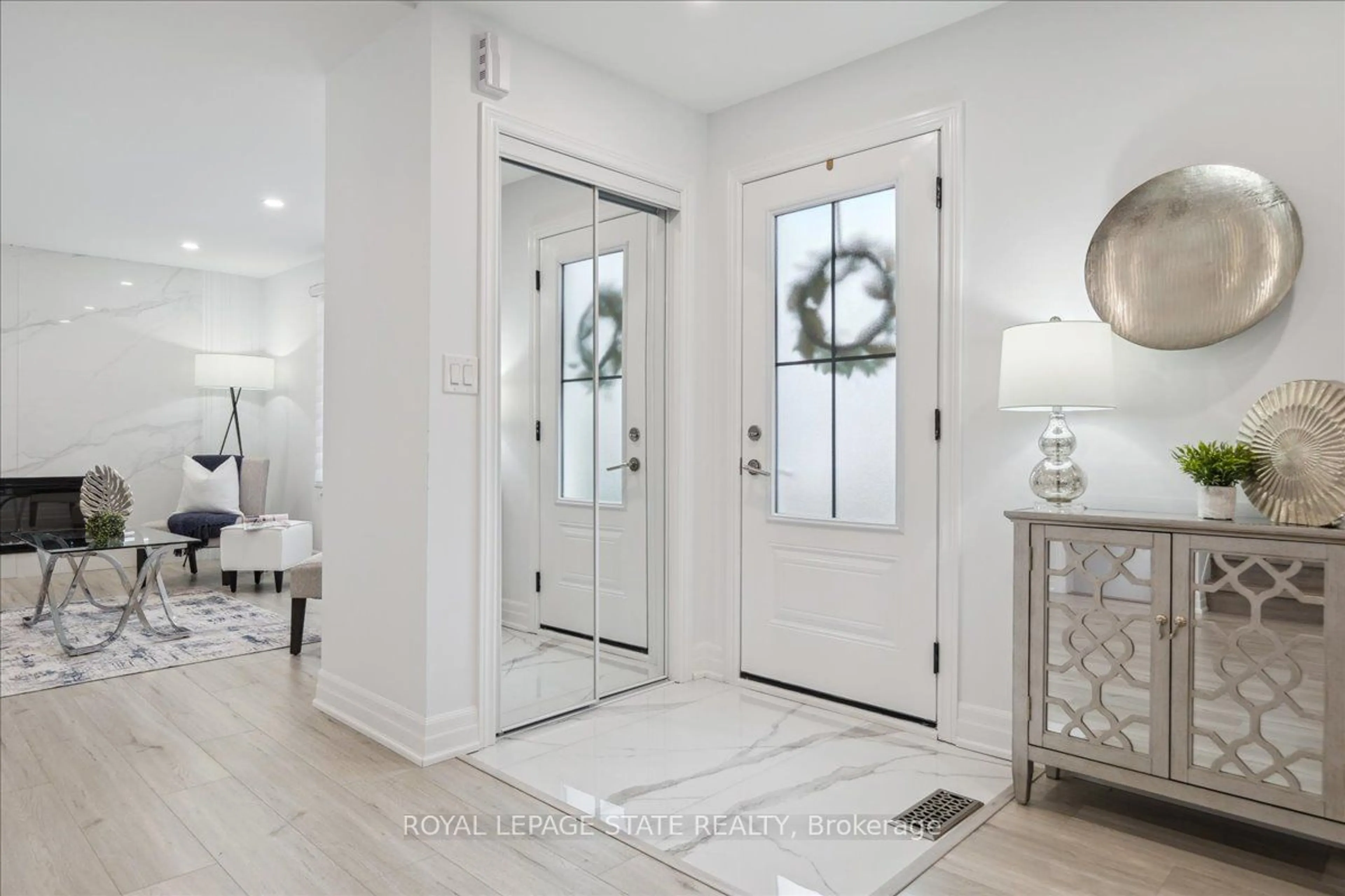 Indoor entryway for 2015 Stanfield Rd, Mississauga Ontario L4Y 1R2