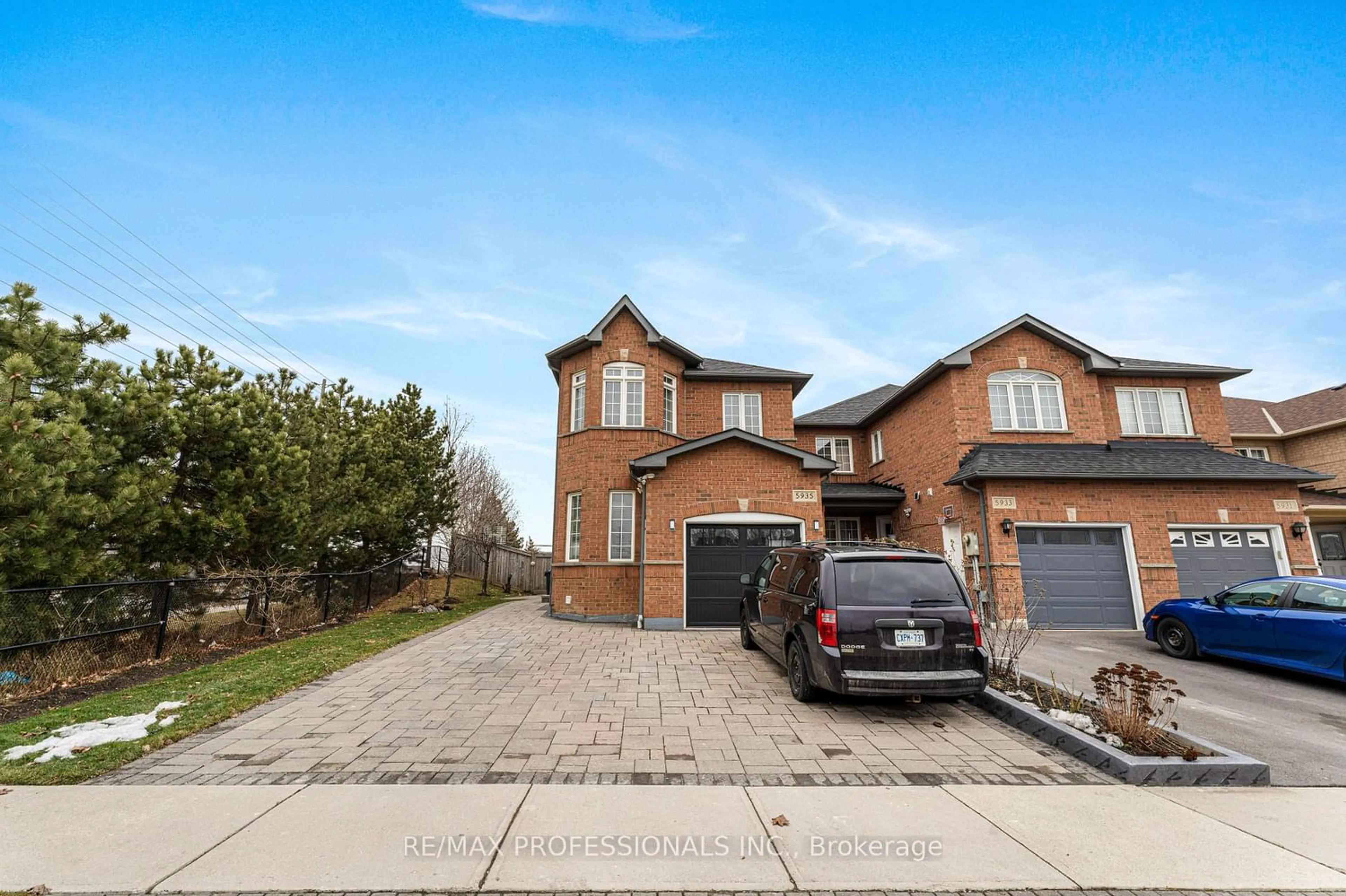 Frontside or backside of a home for 5935 Stonebriar Cres, Mississauga Ontario L5V 2T8