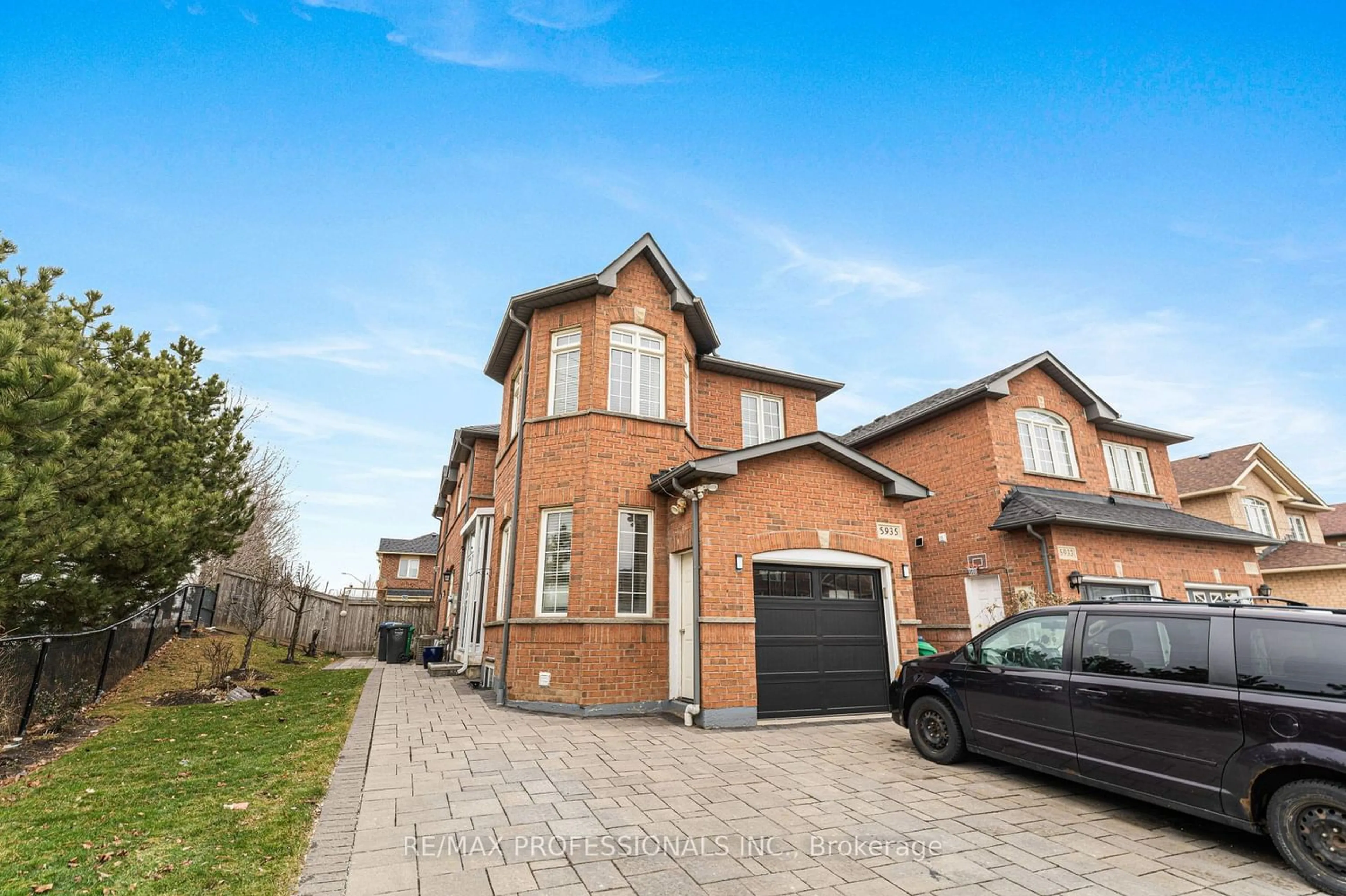 Home with brick exterior material for 5935 Stonebriar Cres, Mississauga Ontario L5V 2T8
